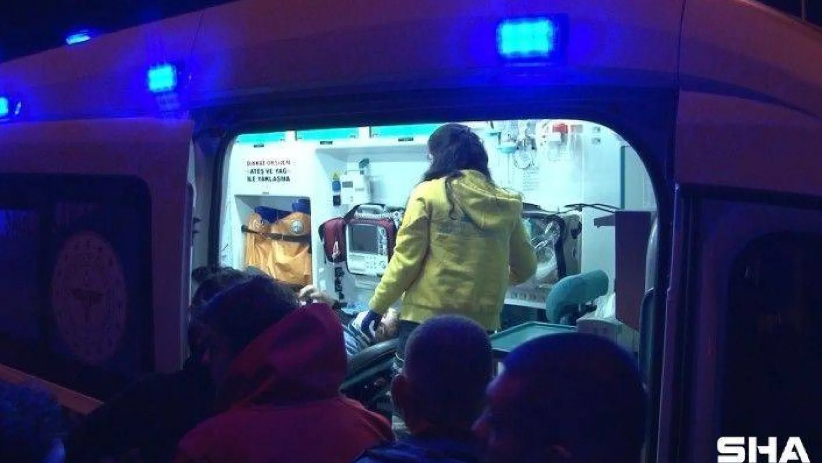 Bakırköy'de kontrolden çıkan otomobil taklalar atarak duvara çarptı: 3 yaralı