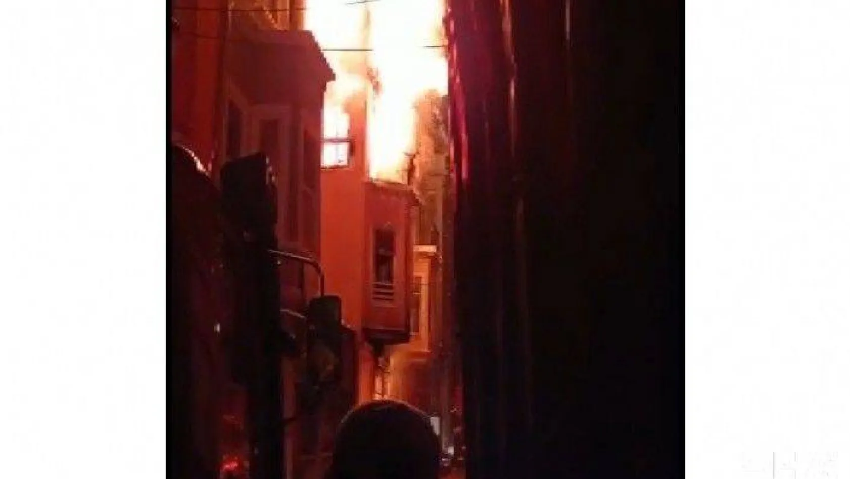 Balat'ta 4 katlı bina alev alev yandı
