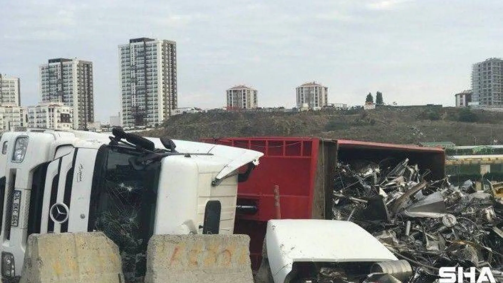 Başakşehir'de hurda yüklü tır devrildi, sürücü camı kırarak dışarı çıktı