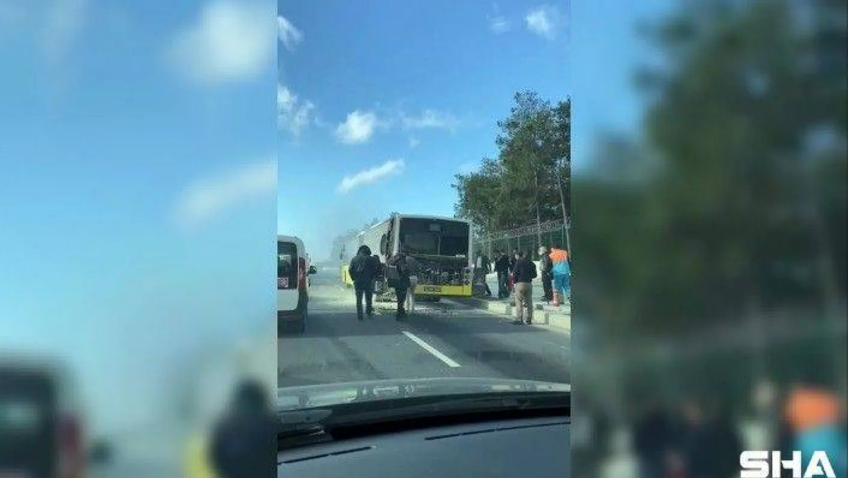 Başakşehir'e İETT otobüsü yandı, vatandaşlar yangın tüpleri ile söndürdü