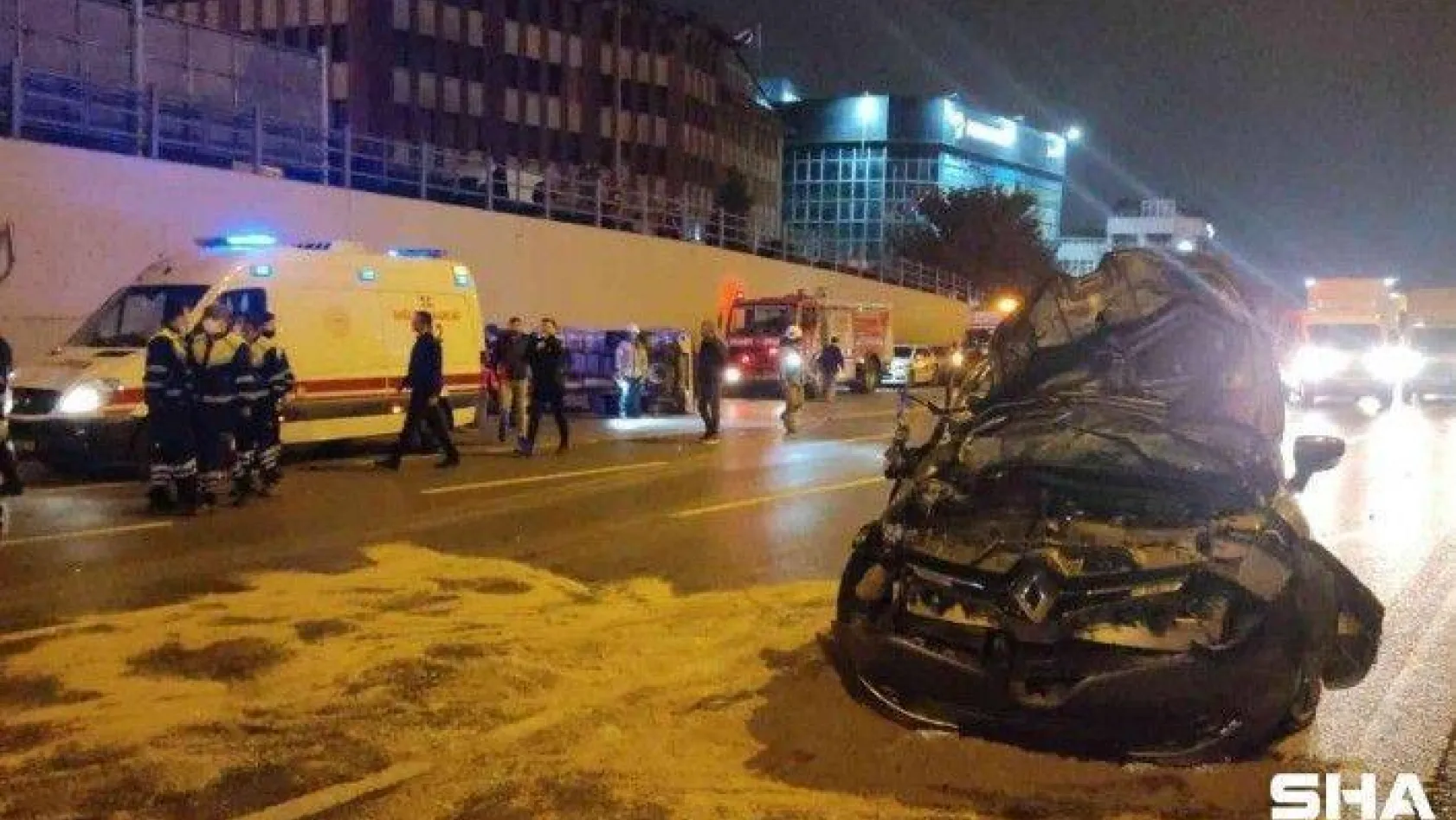Bayrampaşa'da otomobilin çarptığı sebze yüklü kamyon devrildi: 2 yaralı