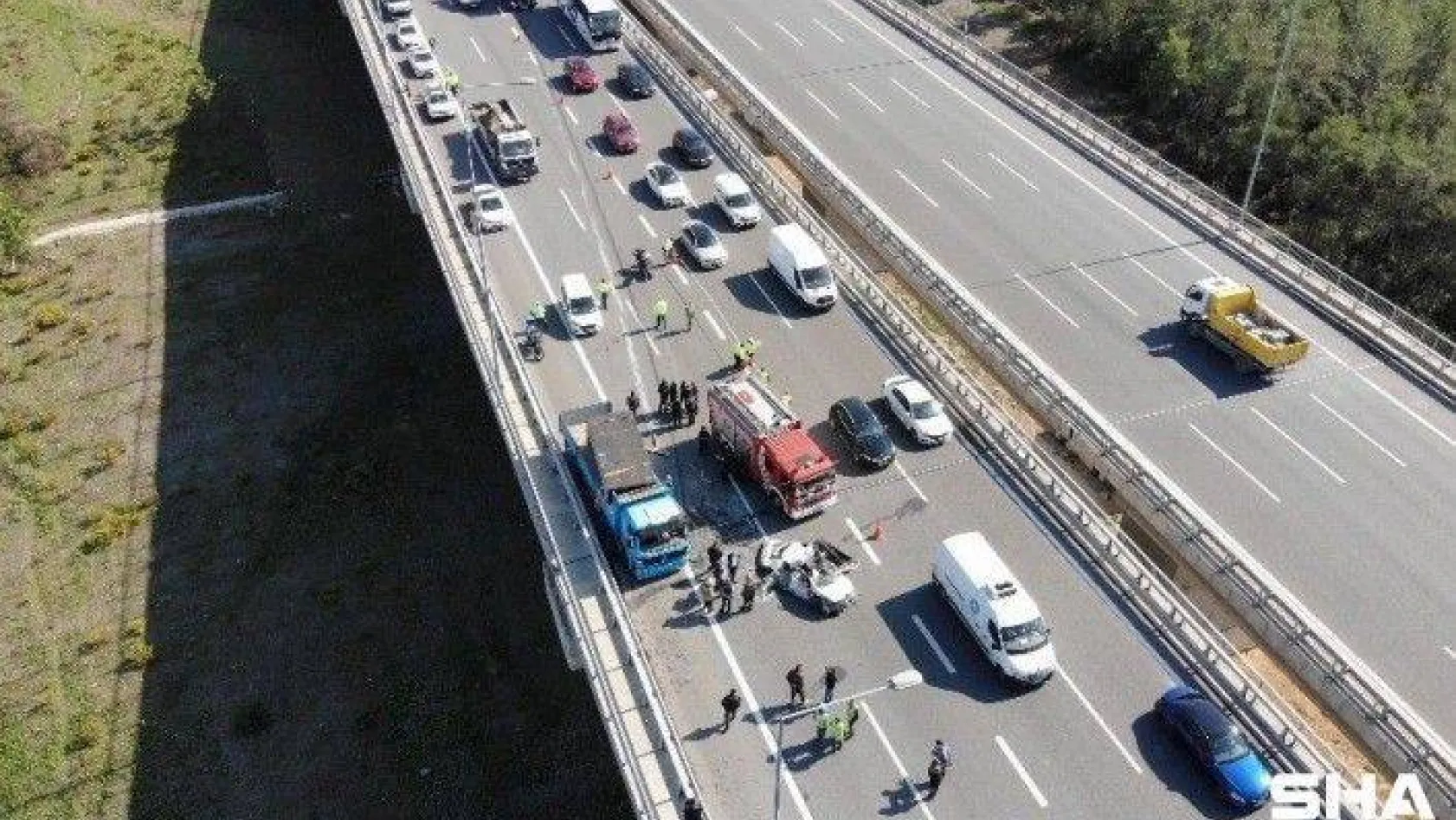 Beykoz'da İSKİ'ye ait kamyon otomobil üzerine devrildi: 1 ölü