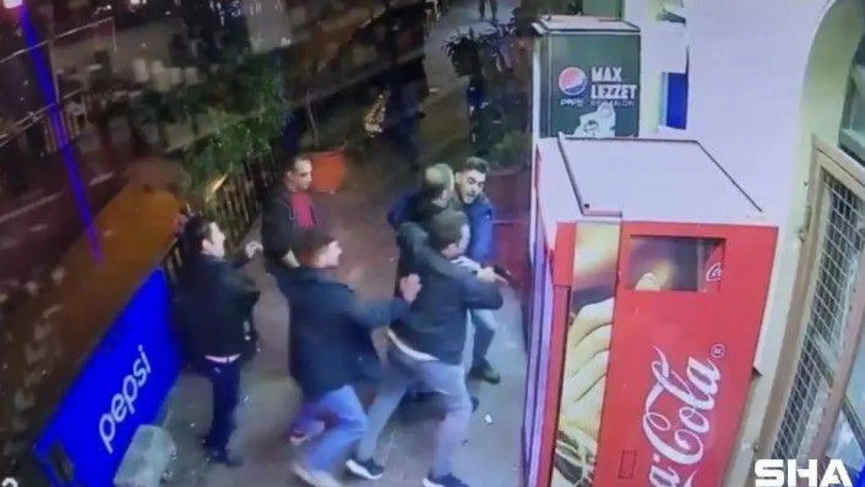 Beyoğlu'nda hareketli dakikalar: Polis saldırganı önce yakaladı sonra linçten kurtardı