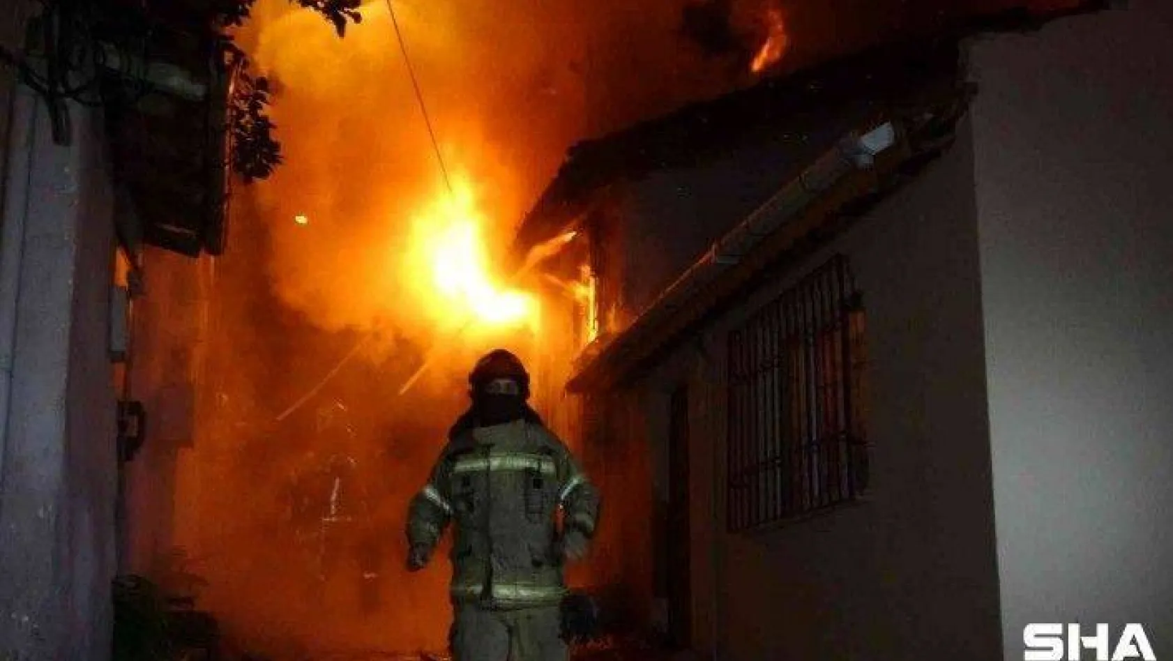 Bursa'da 2 katlı bina alev alev yandı