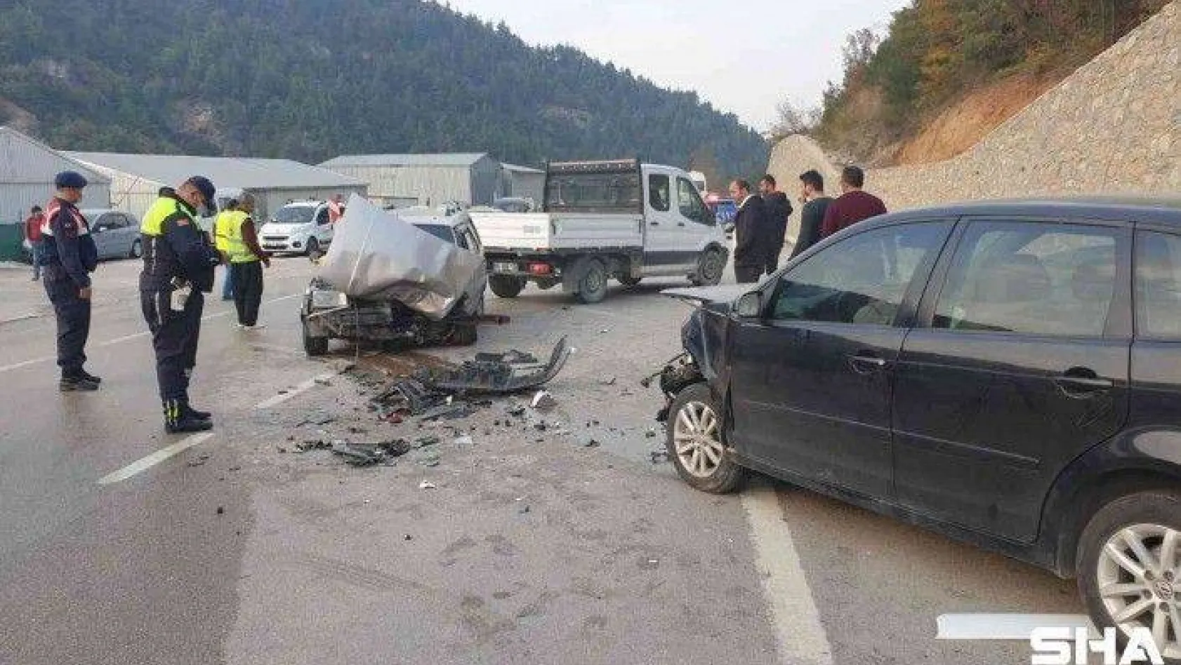 Bursa'da zincirleme kaza: 2 otomobil ve 1 servis aracı çarpıştı