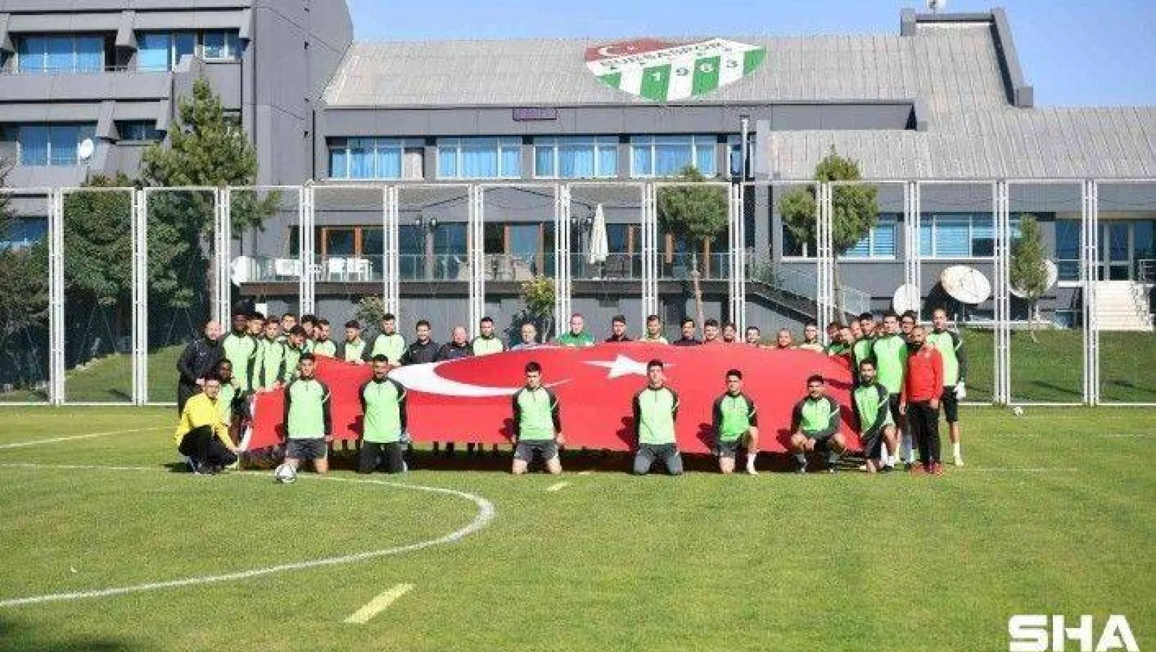 Bursaspor 3 eksik futbolcuyla çalışmalarına devam etti - 29 Ekim Cumhuriyet Bayramı kutlandı