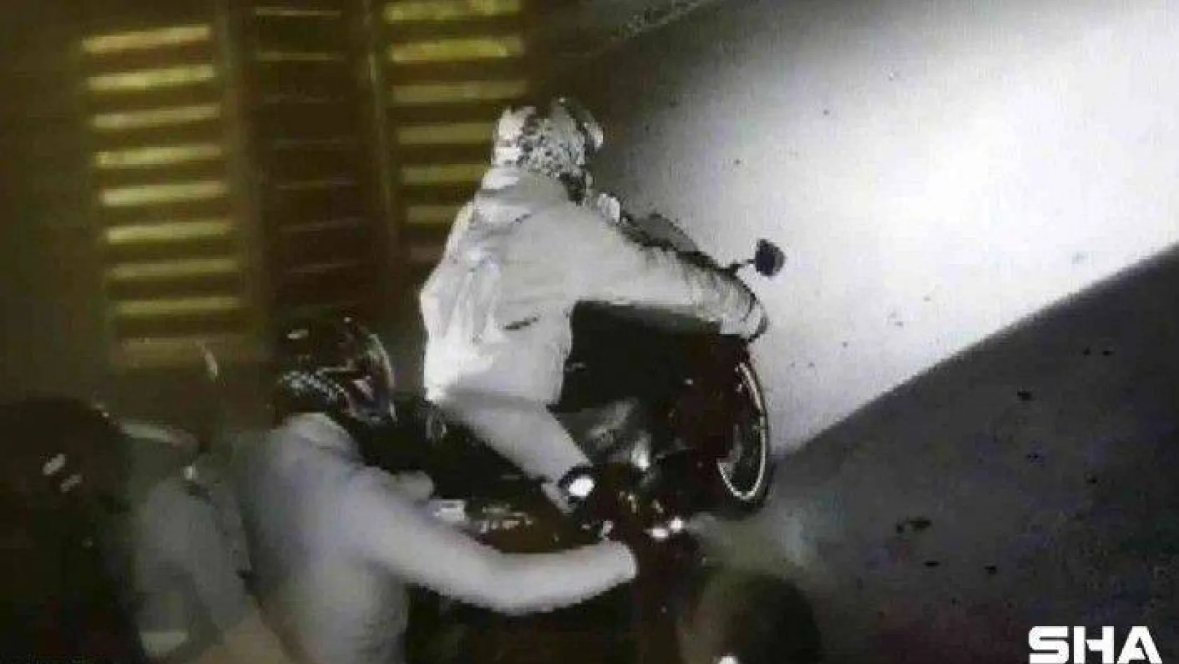 Çekmeköy'de güvenlikli sitede 90 bin TL'lik motosiklet hırsızlığı kamerada