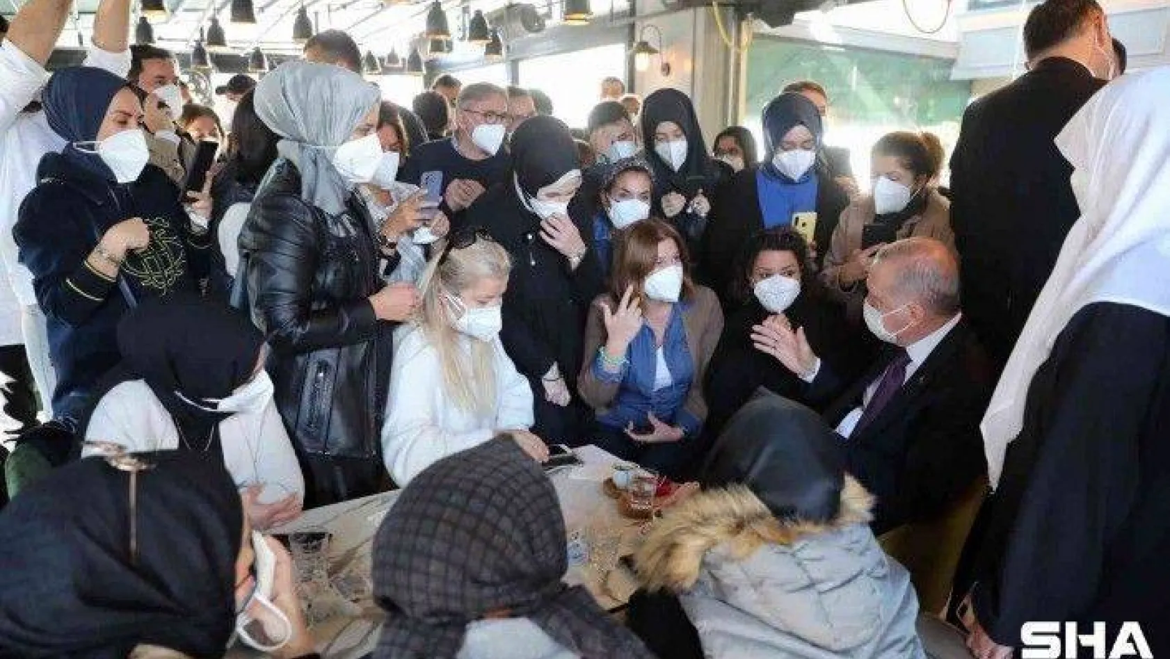 Cumhurbaşkanı Erdoğan Çengelköy'de kafede vatandaşlarla sohbet etti
