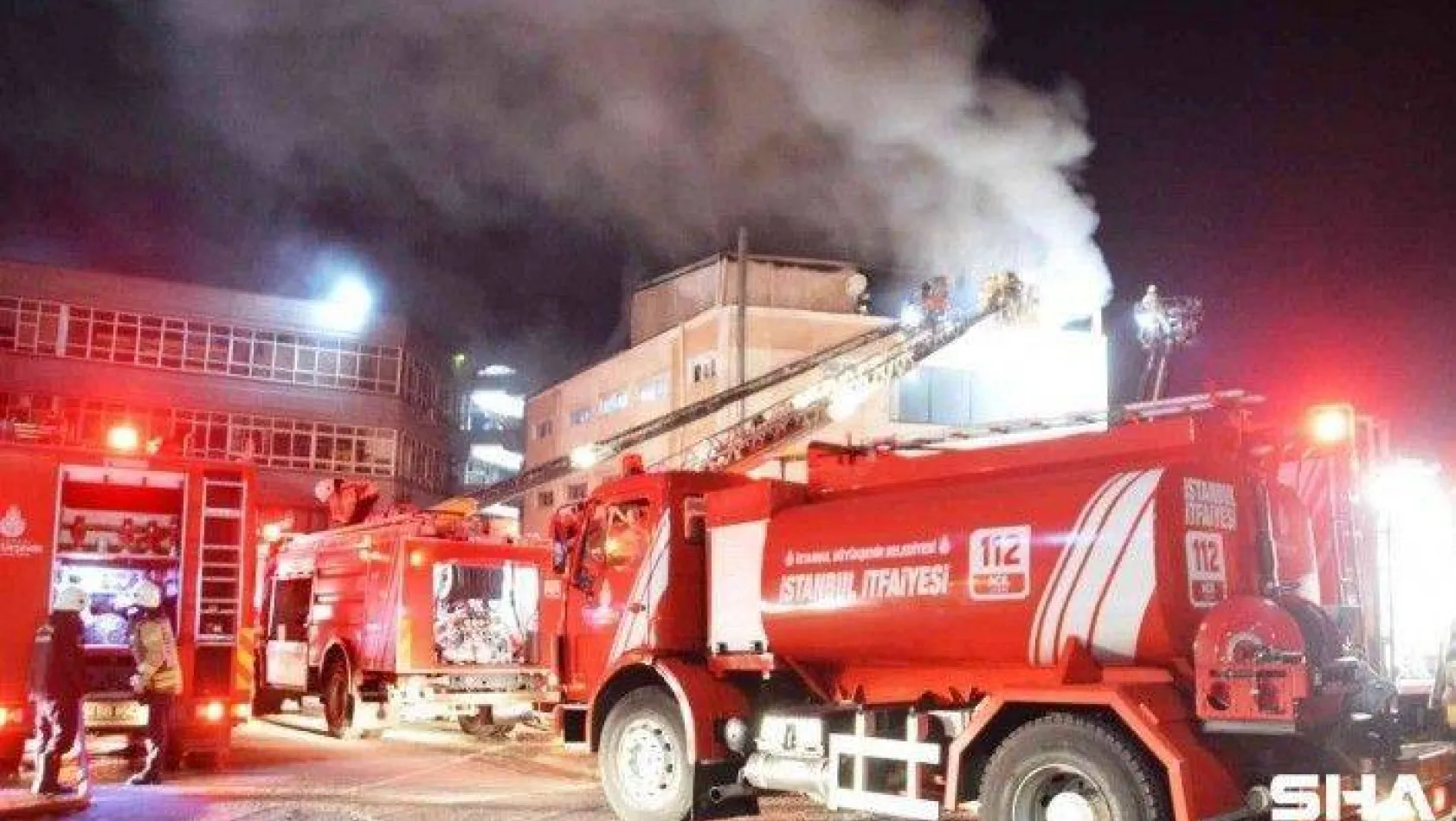 Eyüpsultan'da 4 katlı binanın çatısında çıkan yangın maddi hasara neden oldu