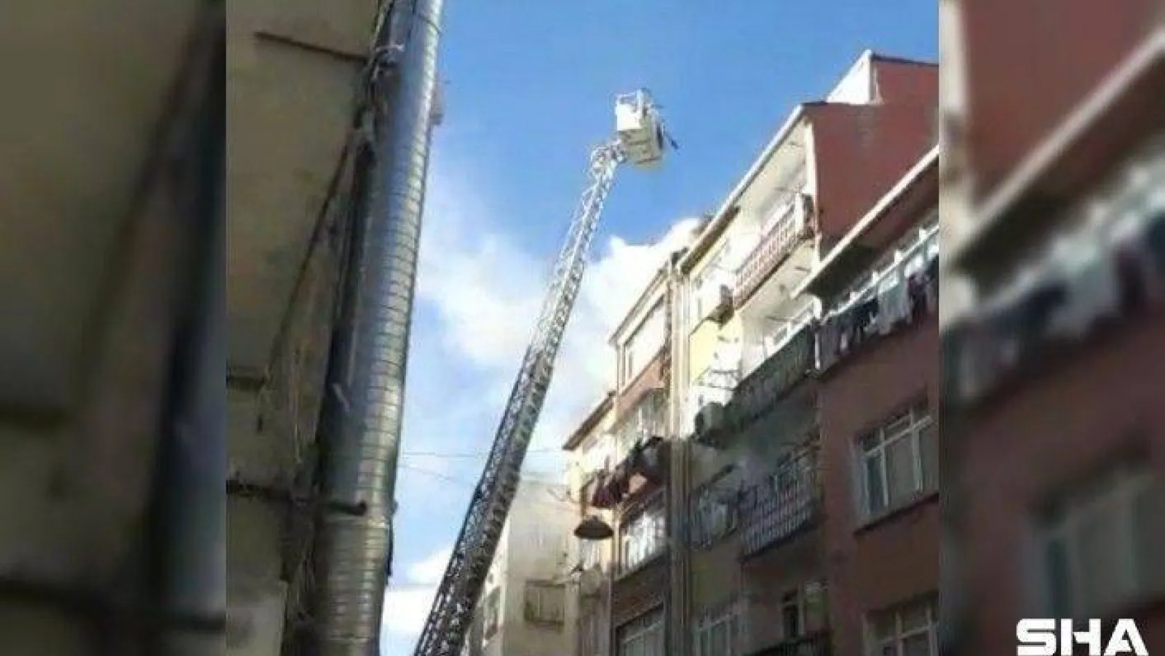 Fatih'teki çatı katı yangını mahalleliyi sokağa döktü
