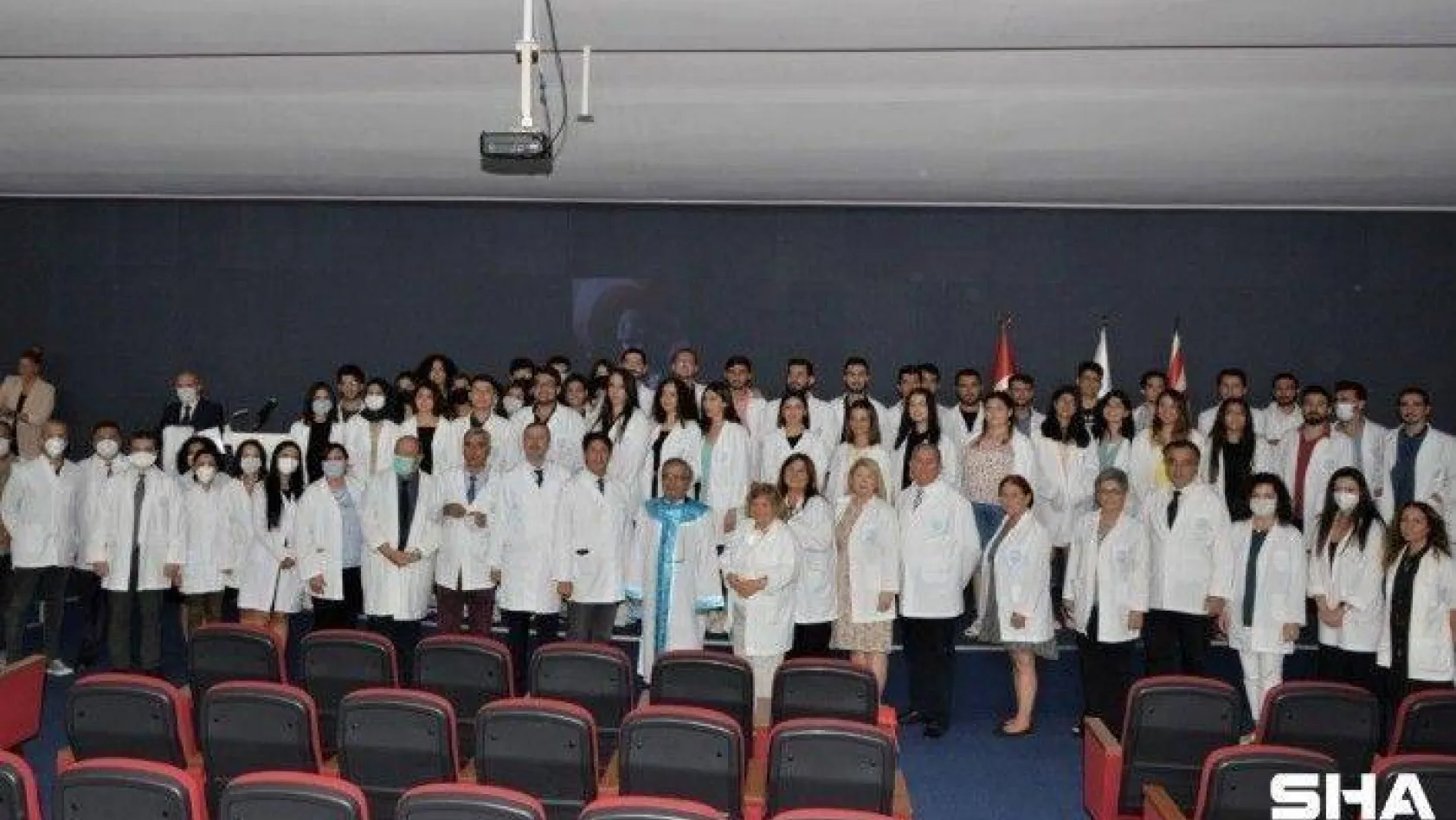 Girne Üniversitesi Tıp Fakültesi öğrencileri beyaz önlüklerini büyük bir heyecanla giydi