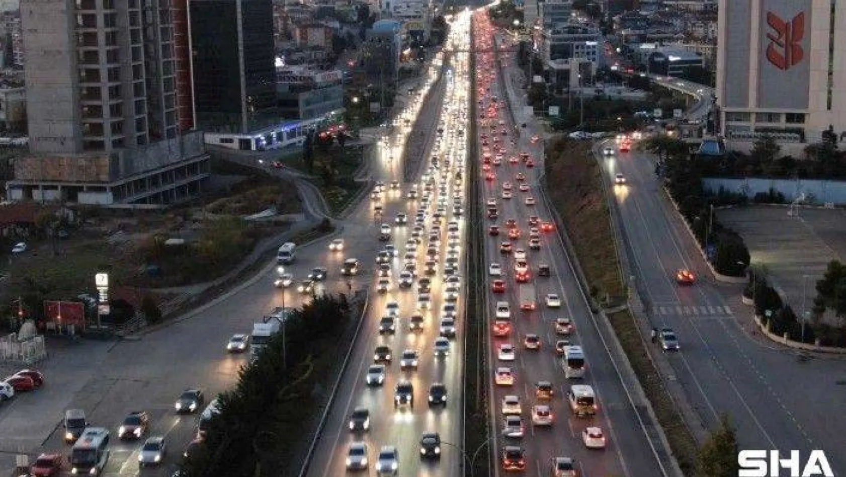 Güneşi gören İstanbullu sokağa çıktı, eve dönüşte trafik yüzde 60'ı buldu