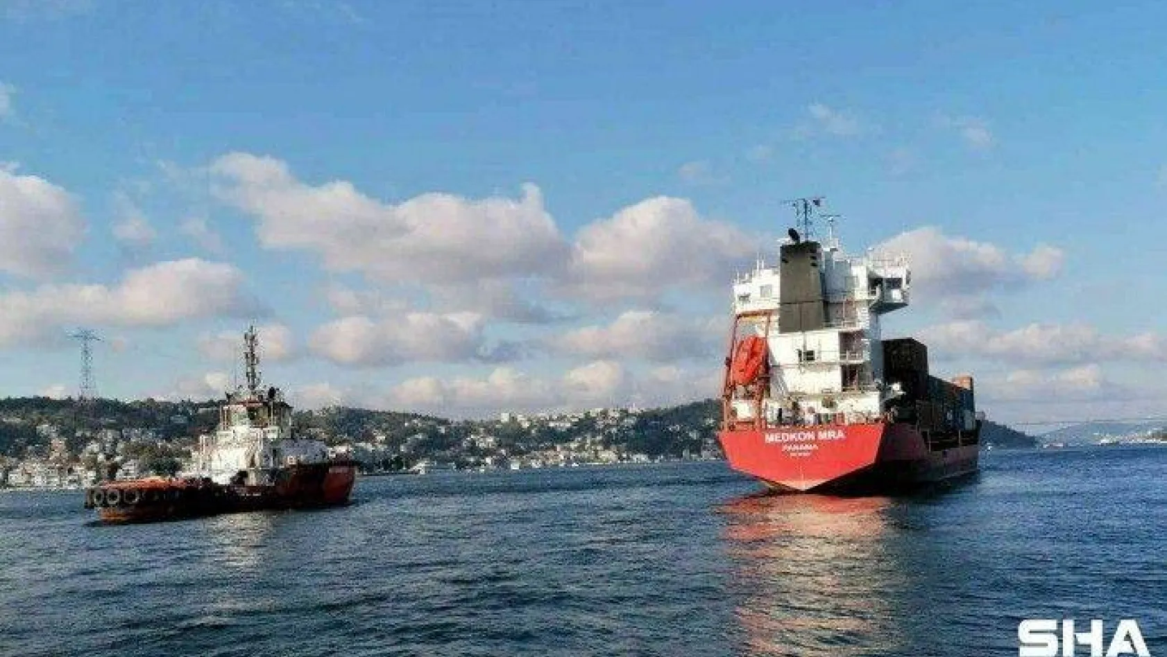 İstanbul Boğazında Üsküdar açıklarında ilerleyen 102 metre boyunda bir kargo gemisi makine arızası nedeniyle denizde sürüklendi. Sürüklenen gemi kıyıya metreler kala durabildi.