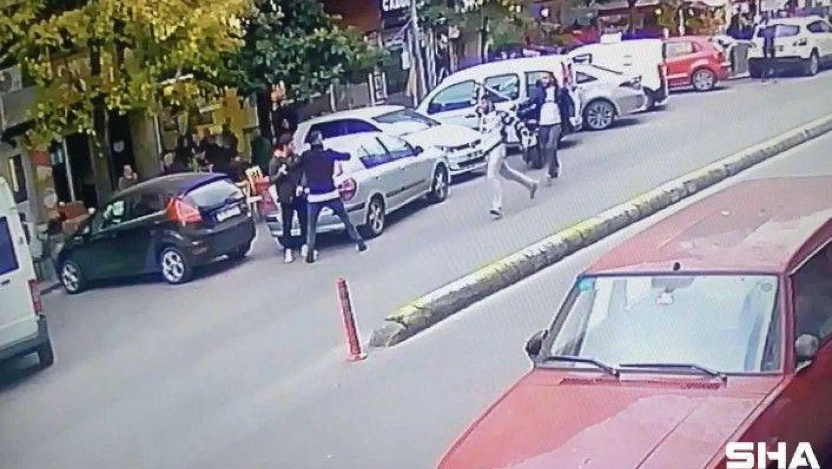 İstanbul'da döner bıçaklı ve silahlı saldırı kamerada: Saldırganlara sandalyeyle böyle direndi
