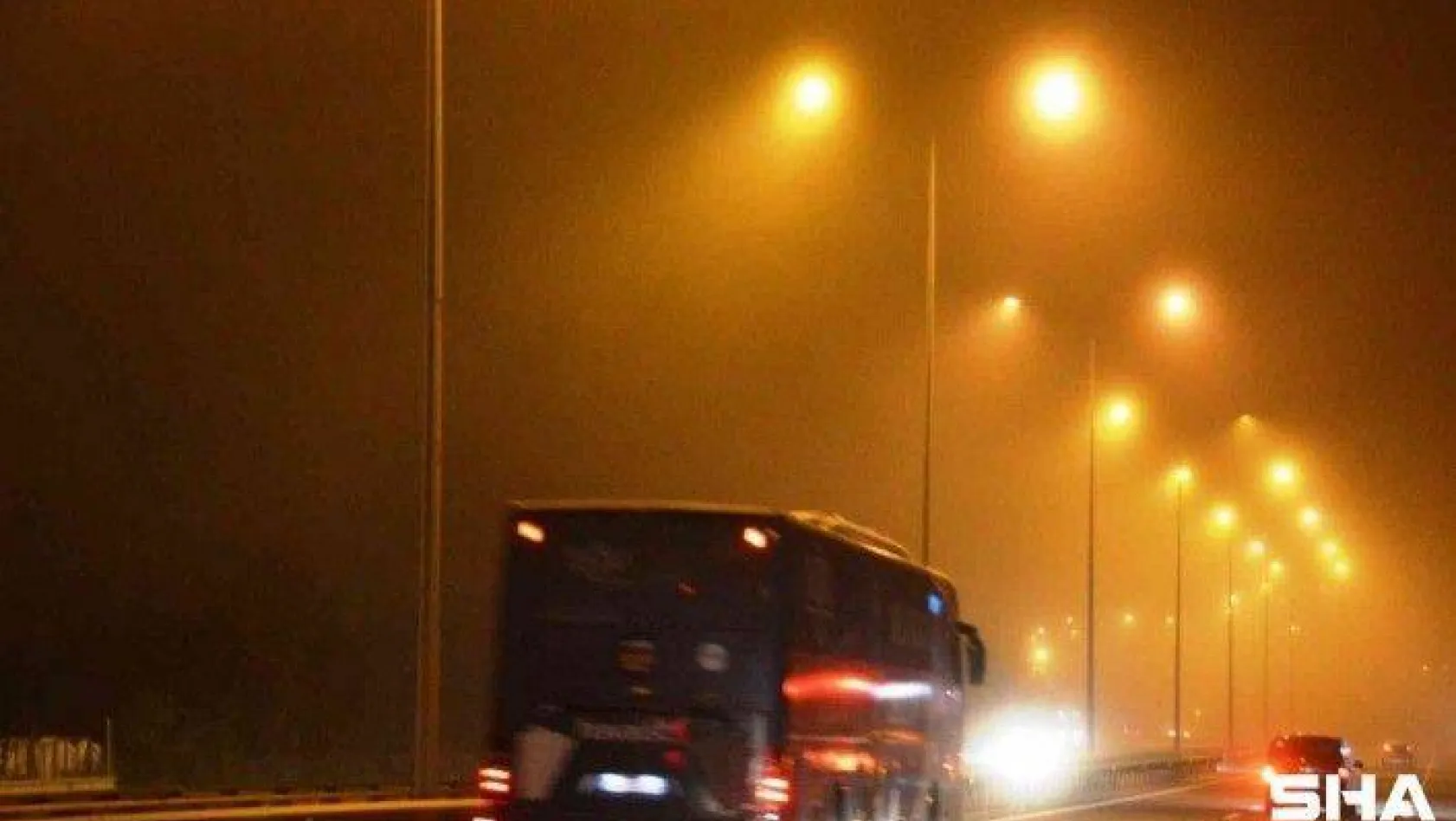 İstanbul'da gece saatlerinde sis etkili oldu :15 Temmuz Şehitler Köprüsü sisten kayboldu