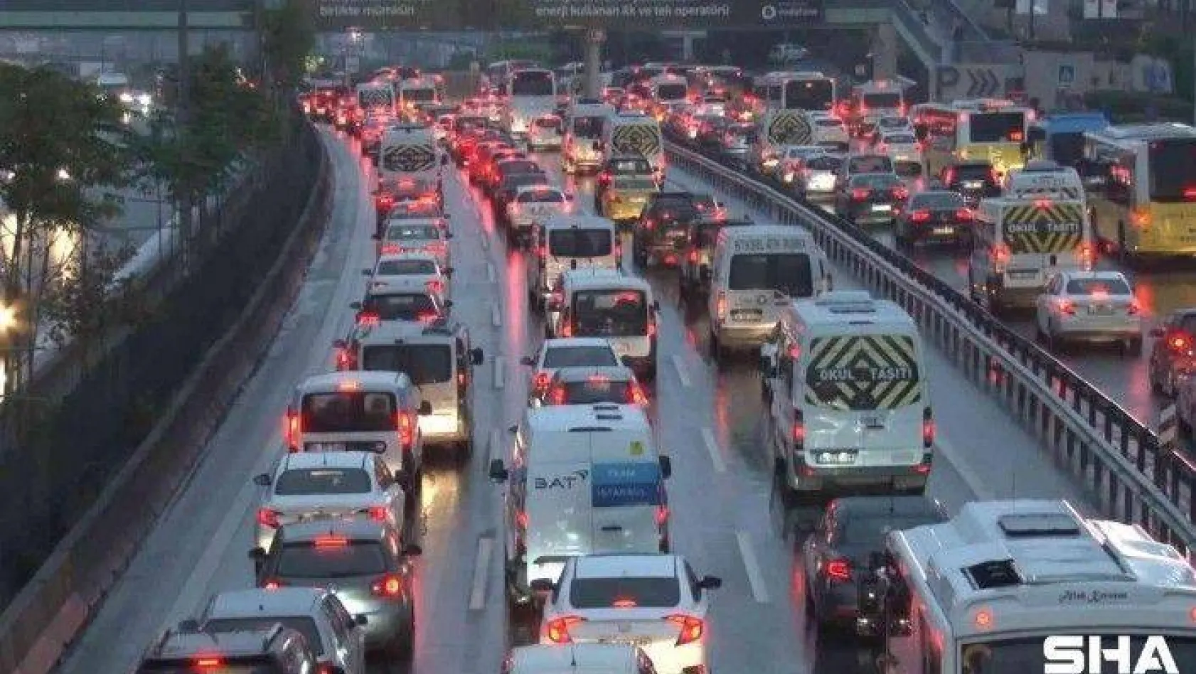 İstanbul'da haftanın ilk iş gününde yağmur, trafiği vurdu