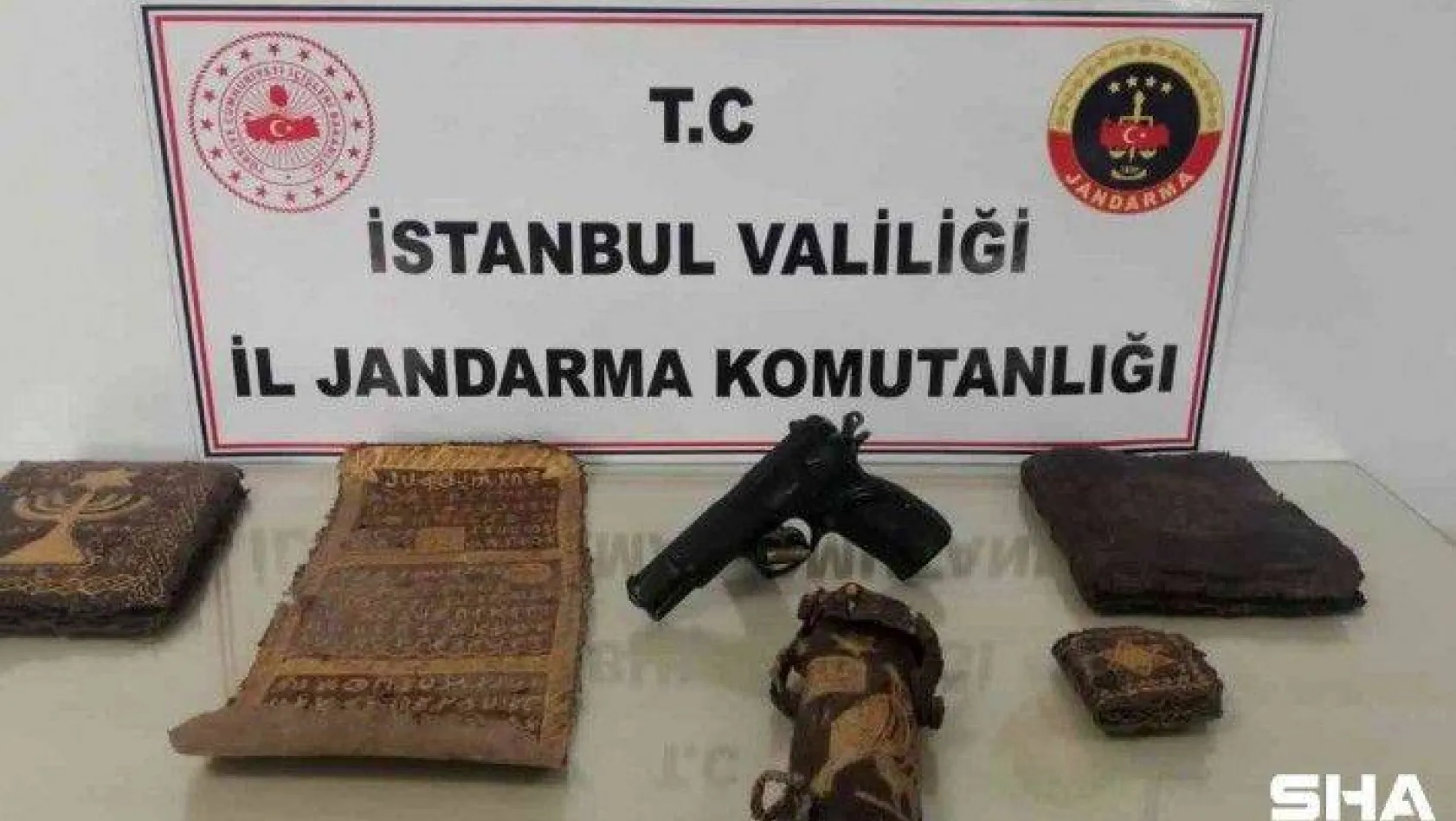 İstanbul'da jandarmadan tarihi eser kaçakçılığı operasyonu: 800 yıllık deri yazma eserler ele geçirildi