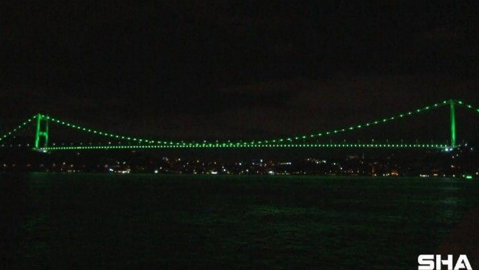 İstanbul'da köprüler &quotSerebral Palsi" hastalığına dikkat çekmek amacıyla yeşil renge büründü