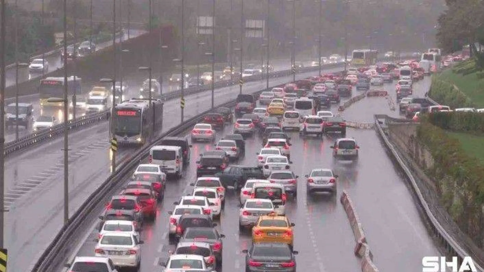 İstanbul'da yağış, trafiği olumsuz etkiledi