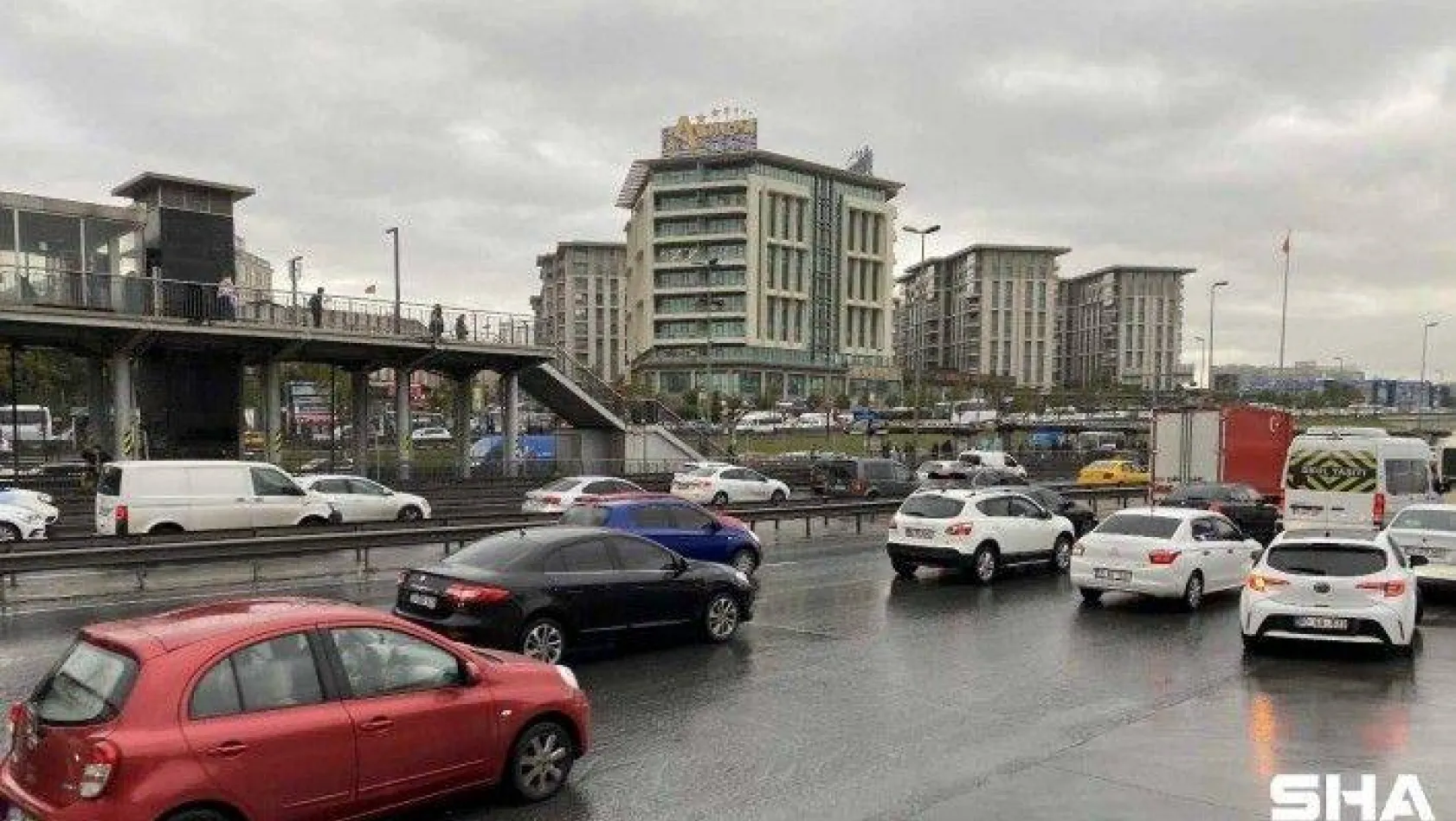 İstanbul'da yağış trafikte yoğunluğu da beraberinde getirdi