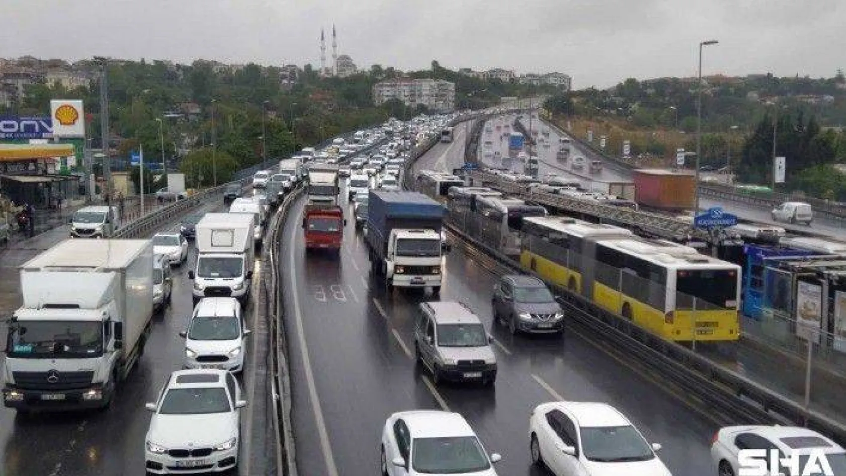 İstanbul'da yağışın etkisiyle trafik yoğunluğu arttı