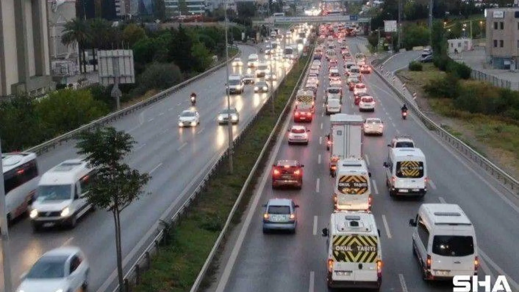 İstanbul'da yağmur sonrası trafik mesaisi başladı, yoğunluk yüzde 60'i gördü
