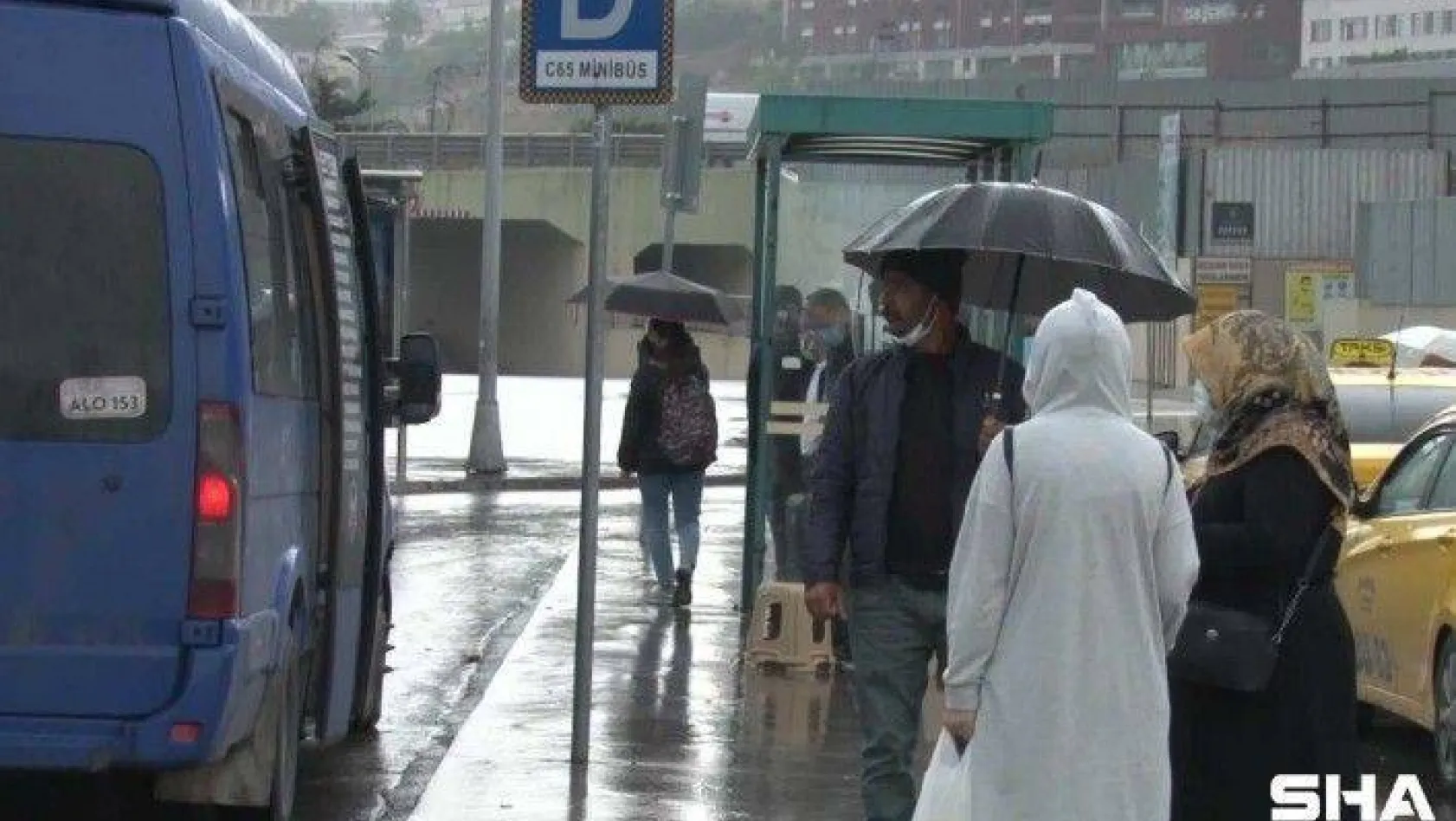 İstanbul'da yağmur yağdı, vatandaş yoğunlaşan trafikten dert yandı