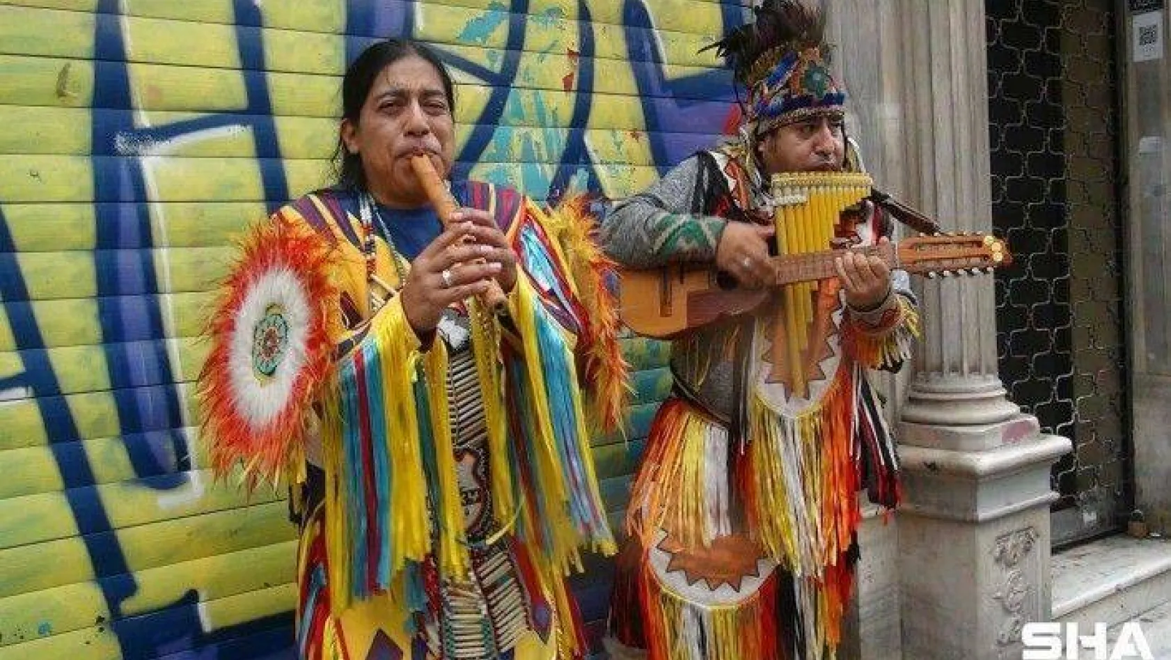 İstiklal Caddesi'nde Kızılderili kıyafetli sokak müzisyenlerine yoğun ilgi