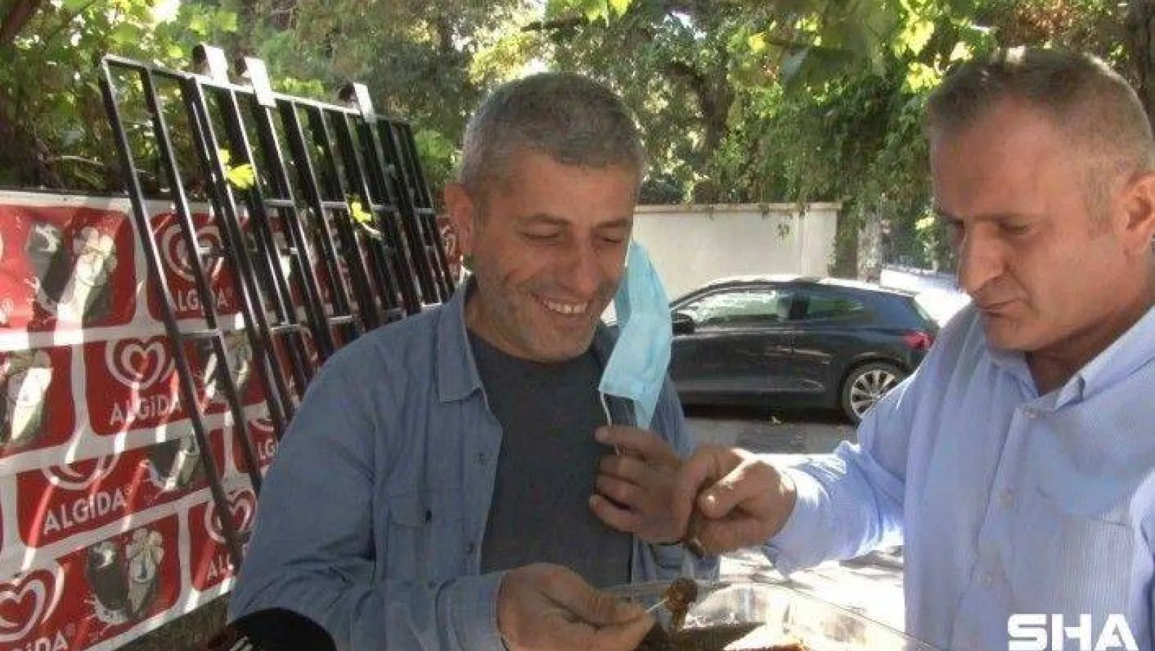 Kadıköy'de 'Laz bakkalın' arı kovanındaki balları mahalleliyle buluştu