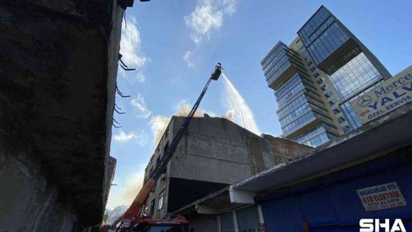 Kadıköy'de metruk binanın çatısında yangın