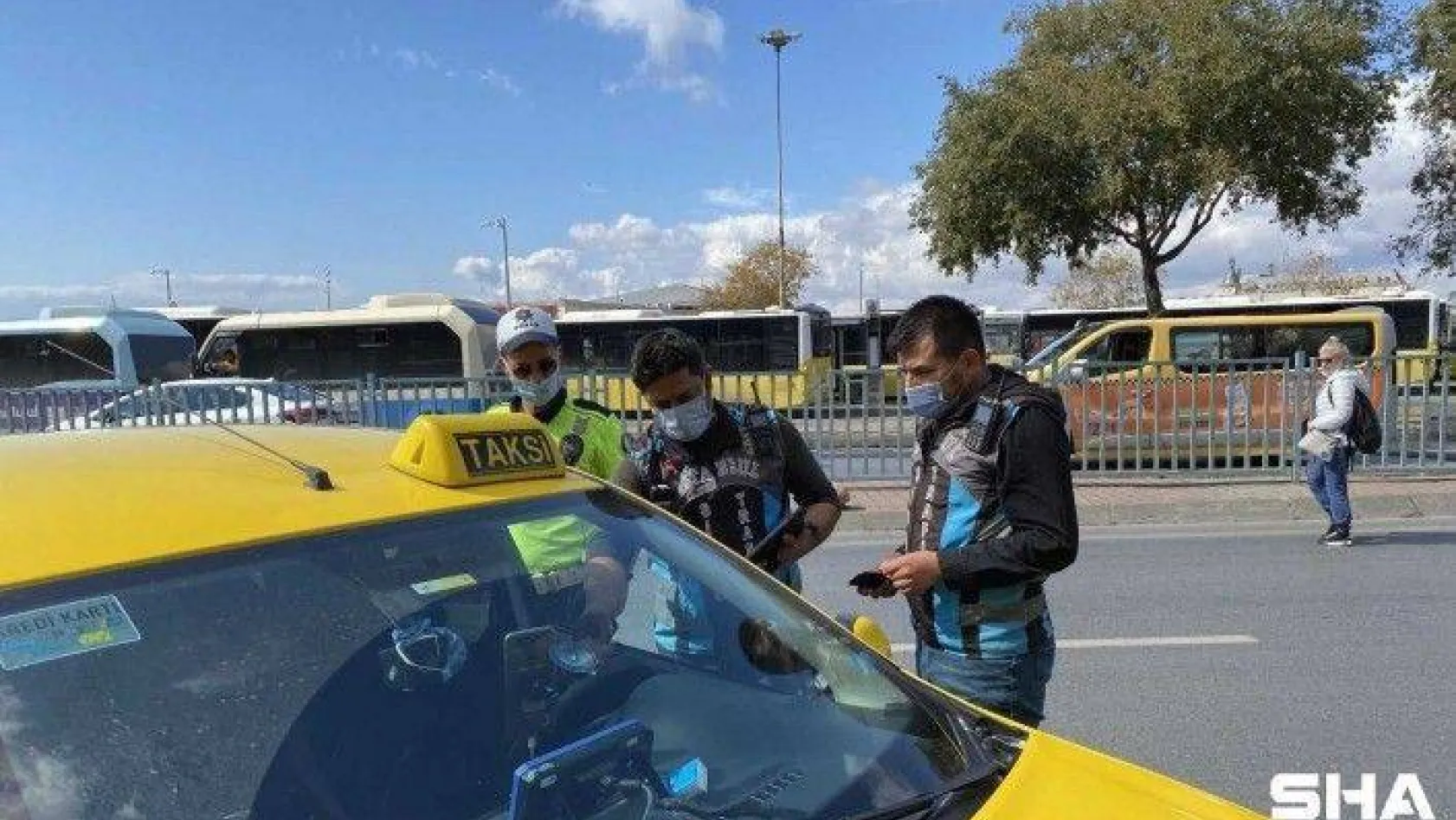 Kadıköy'de sivil trafik polisleri taksi denetimi yaptı