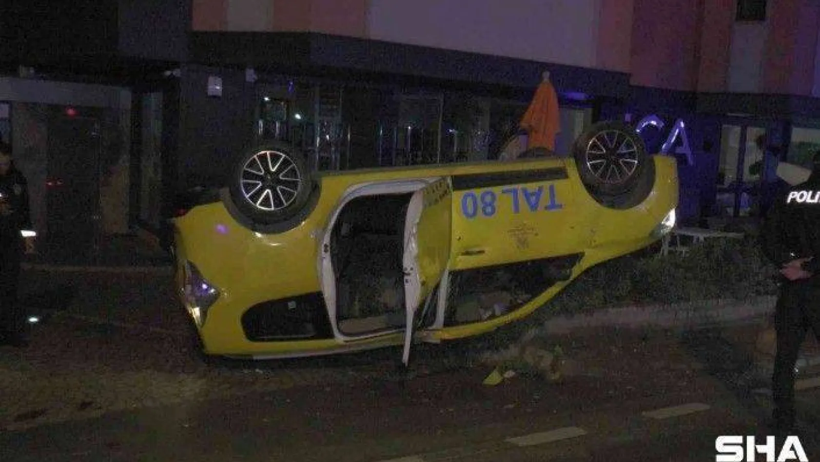Kadıköy'de ticari taksi takla attı: 1 yaralı