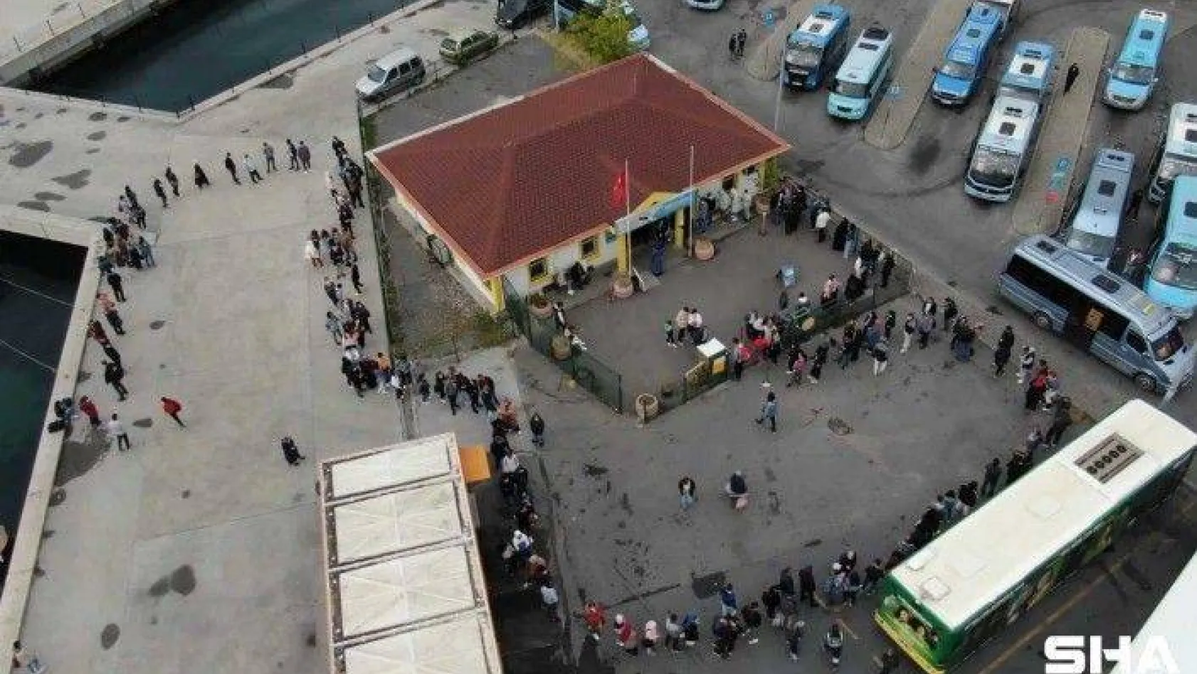 Kadıköy'de, üniversitelilerin indirimli İETT kart çilesi havadan görüntülendi