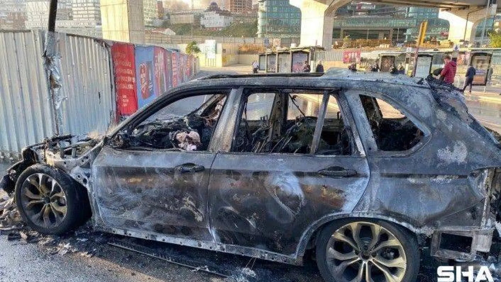 Kadıköy'de yanan otomobili arkasına alıp selfie çekti