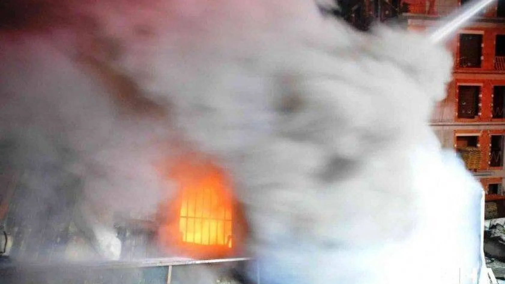 Kağıthane'de işçilerin kaldığı konteynerde yangın: 1 yaralı