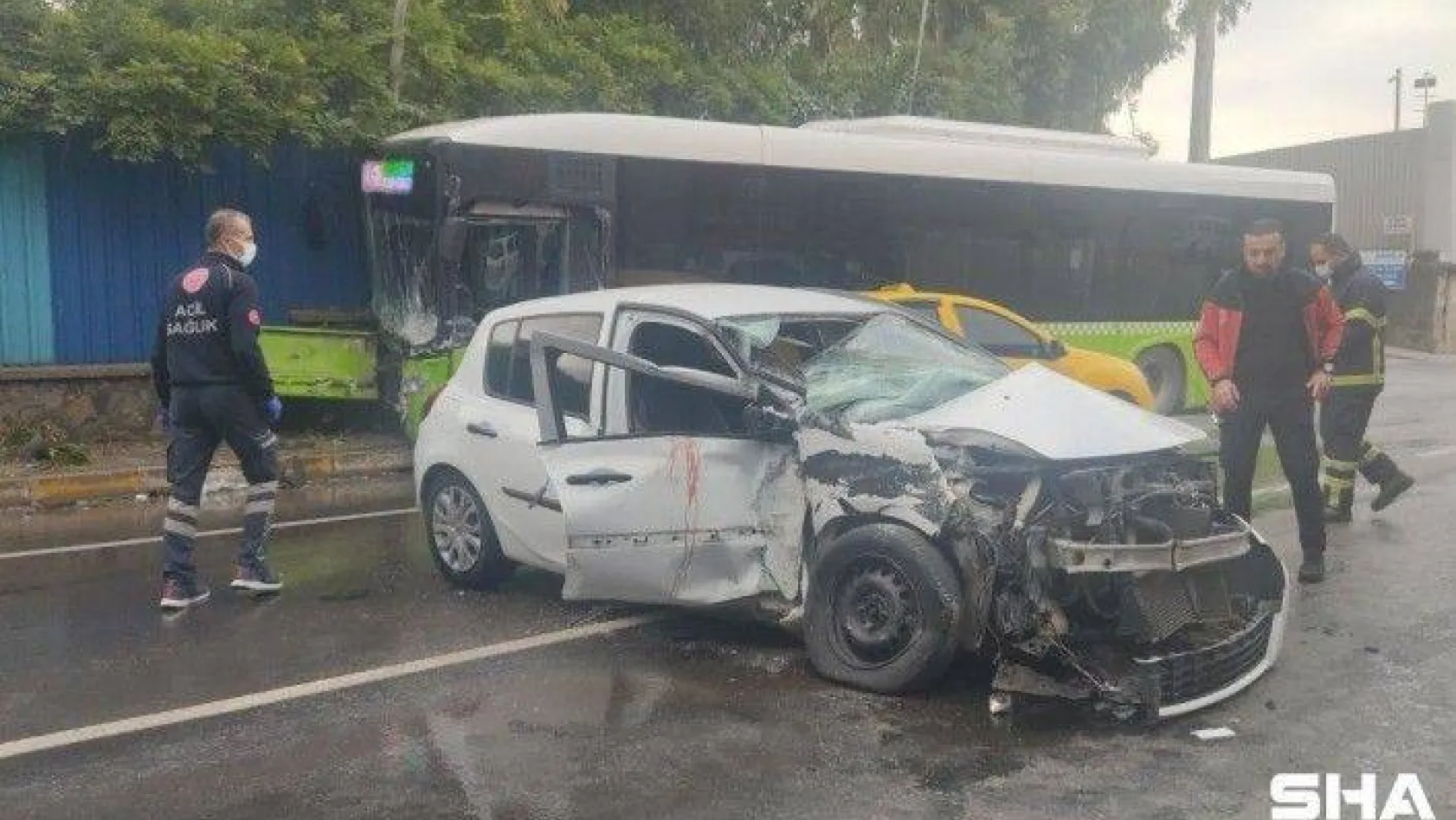 Kocaeli'de otobüs ile otomobil çarpıştı: 1'i ağır 3 yaralı