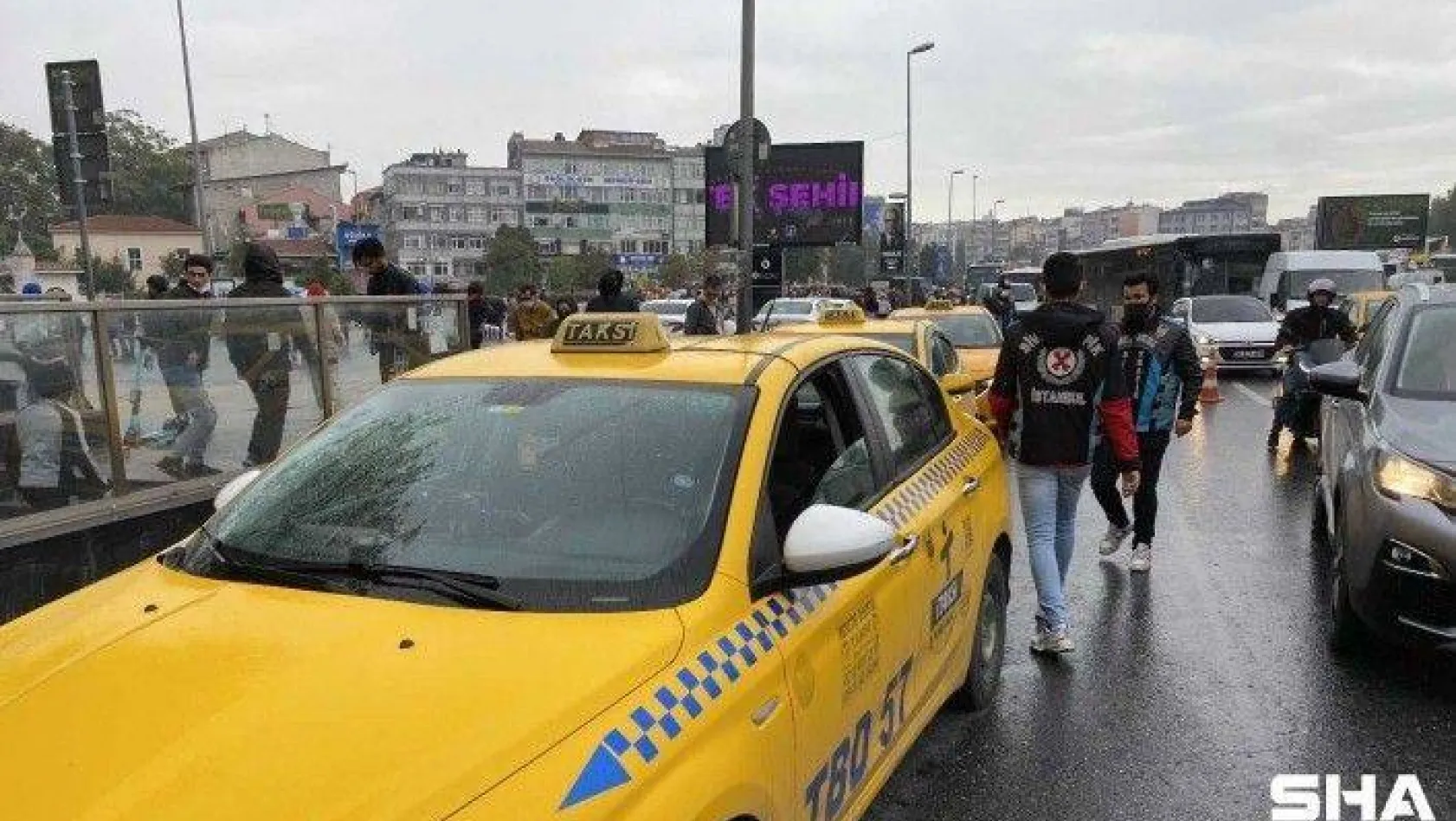 Kurallara uymayan taksiciler turist kılığındaki polise yakalandı