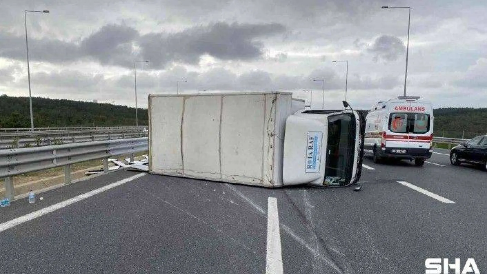 Kuzey Marmara Otoyolunda kamyonet devrildi: 1 yaralı