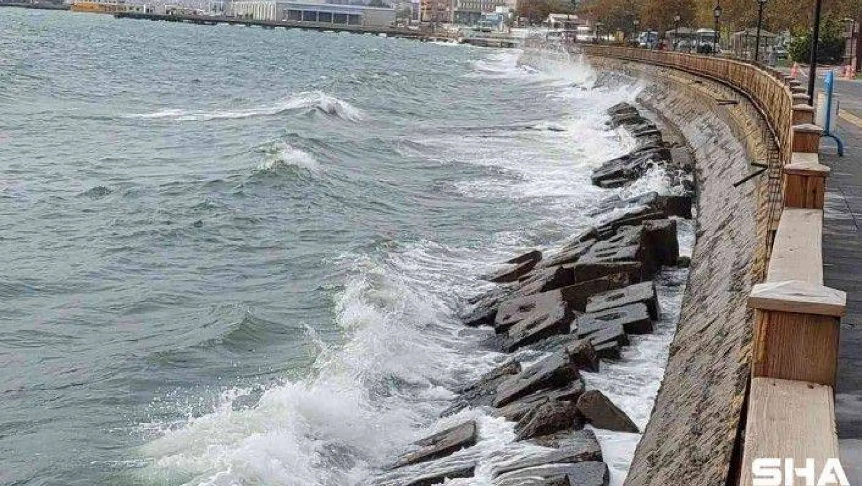 Marmara'da poyraz etkili oluyor: Çok sayıda gemi Tekirdağ kıyılarına demirledi