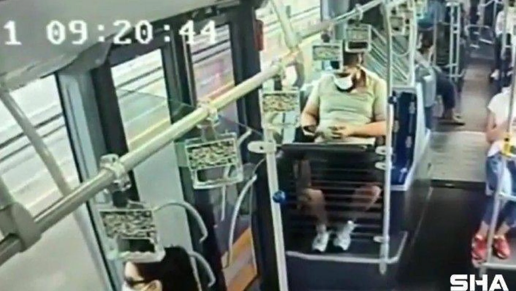 Metrobüste cep telefonu hırsızlığı kamerada