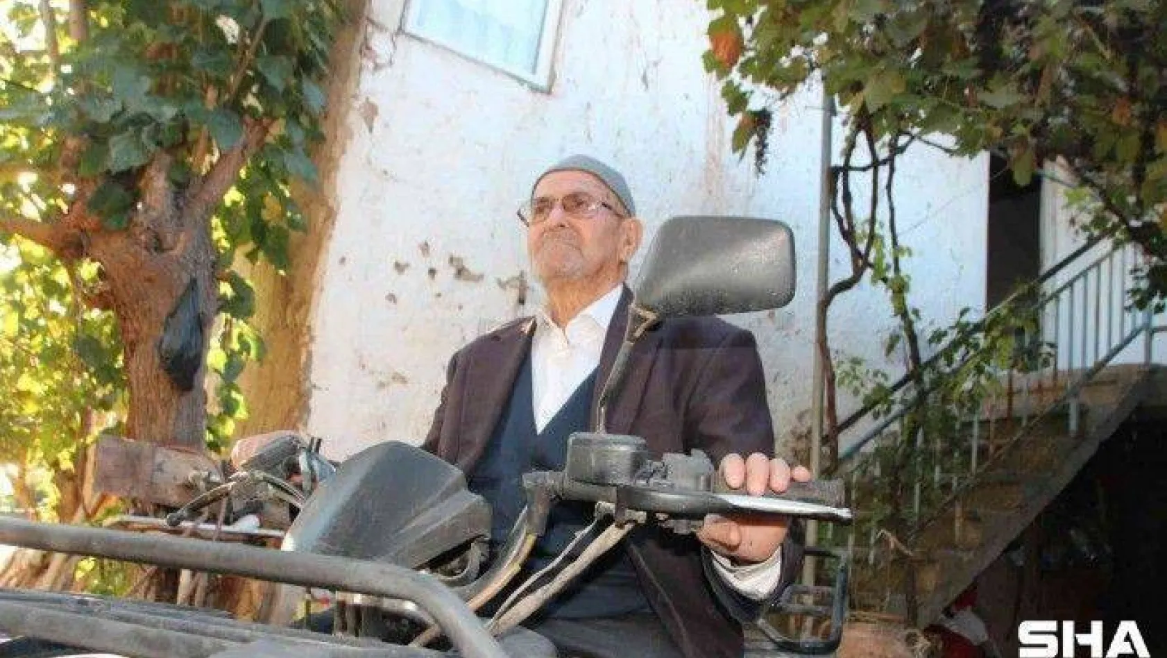 (Özel) 92 yaşındaki ATV tutkunu dede her gün motoruna binmeden siliyor, ona gözü gibi bakıyor