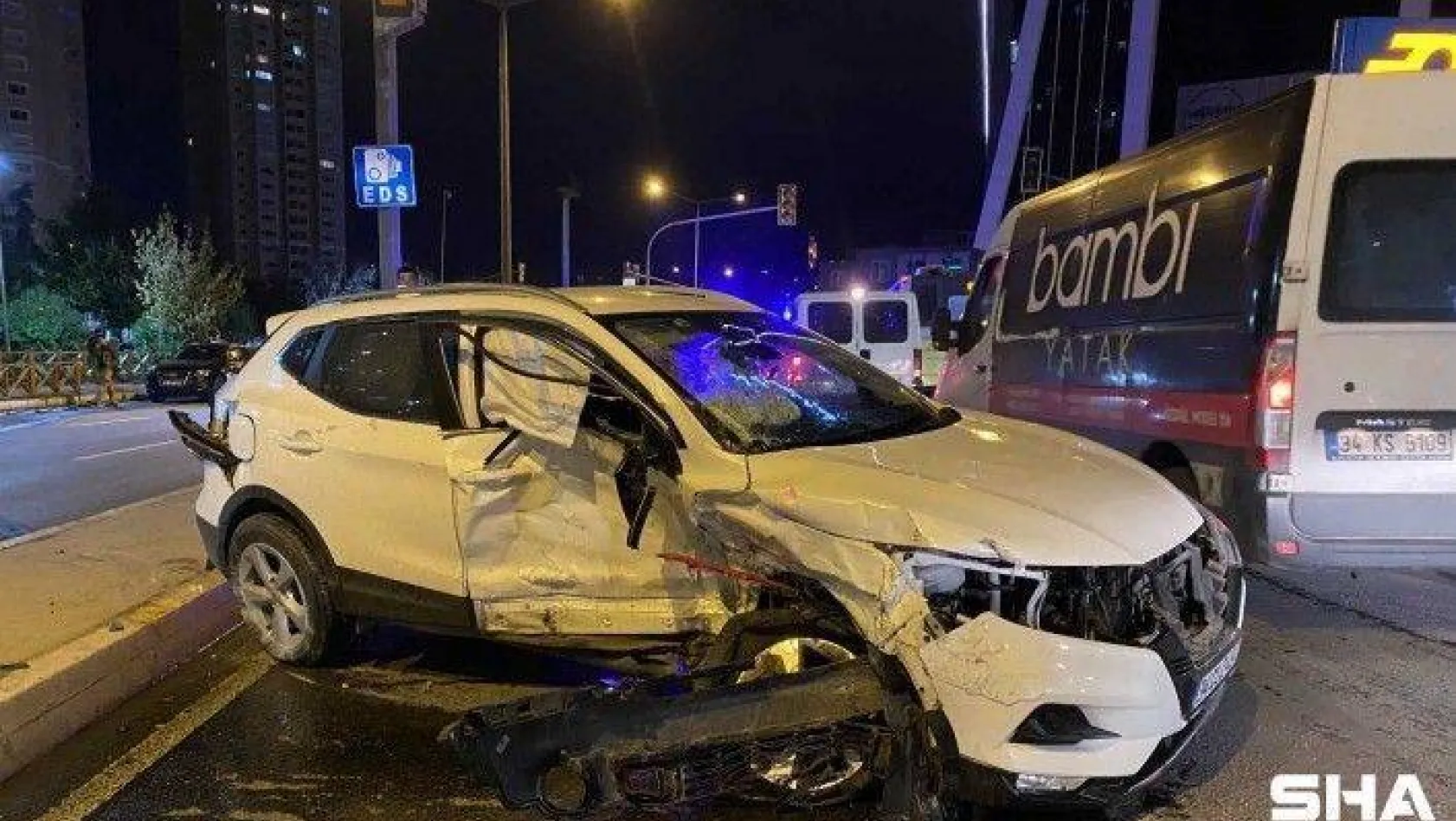 (Özel) Ataşehir'de iki otomobil kafa kafaya çarpıştı: 2 yaralı