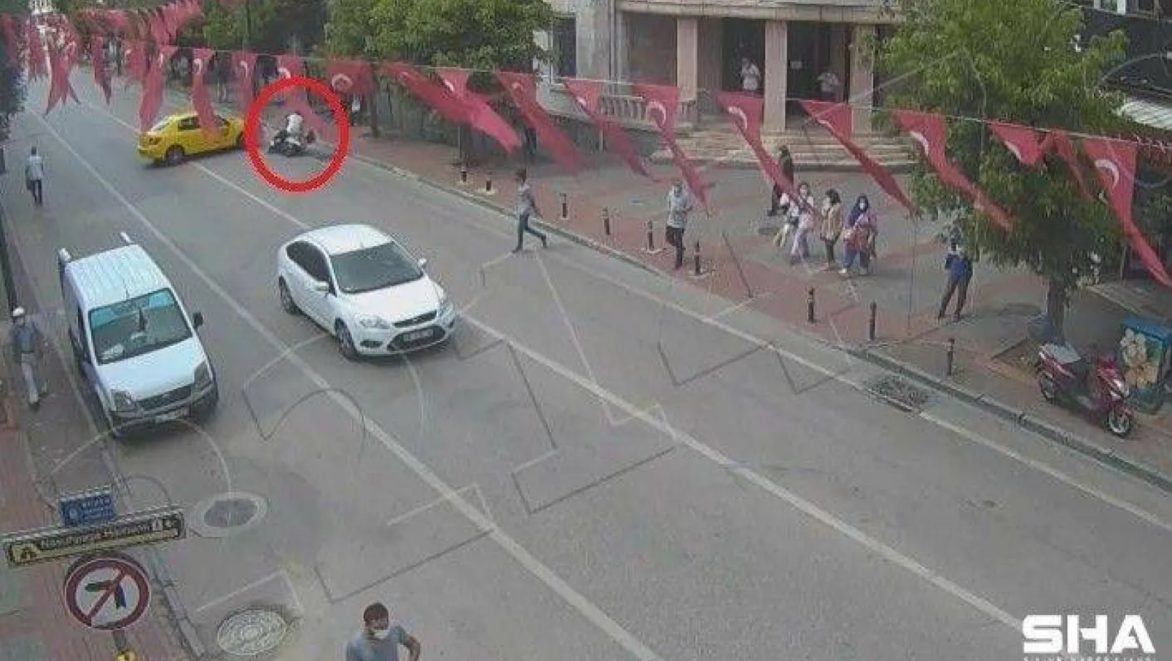 (Özel) Bursa'da motosiklet sürücülerinin ölümden döndüğü anlar kameralara yansıdı