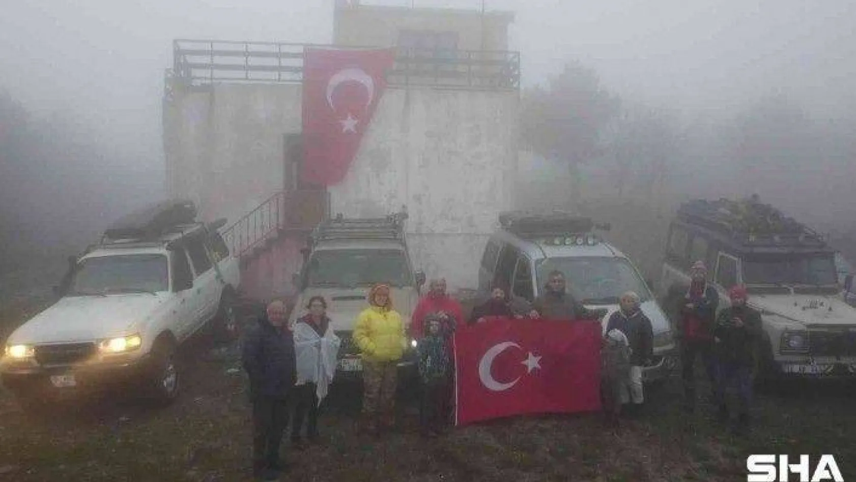 (Özel) Cumhuriyet Bayramı için Kazdağları'nın 1029 rakımlı tepesinde bulutların içinde bayrak açtılar