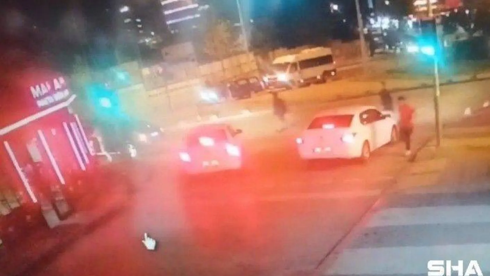(Özel) Maltepe'de yolun karşısına geçen kadına otomobil çarptığı anlar kamerada