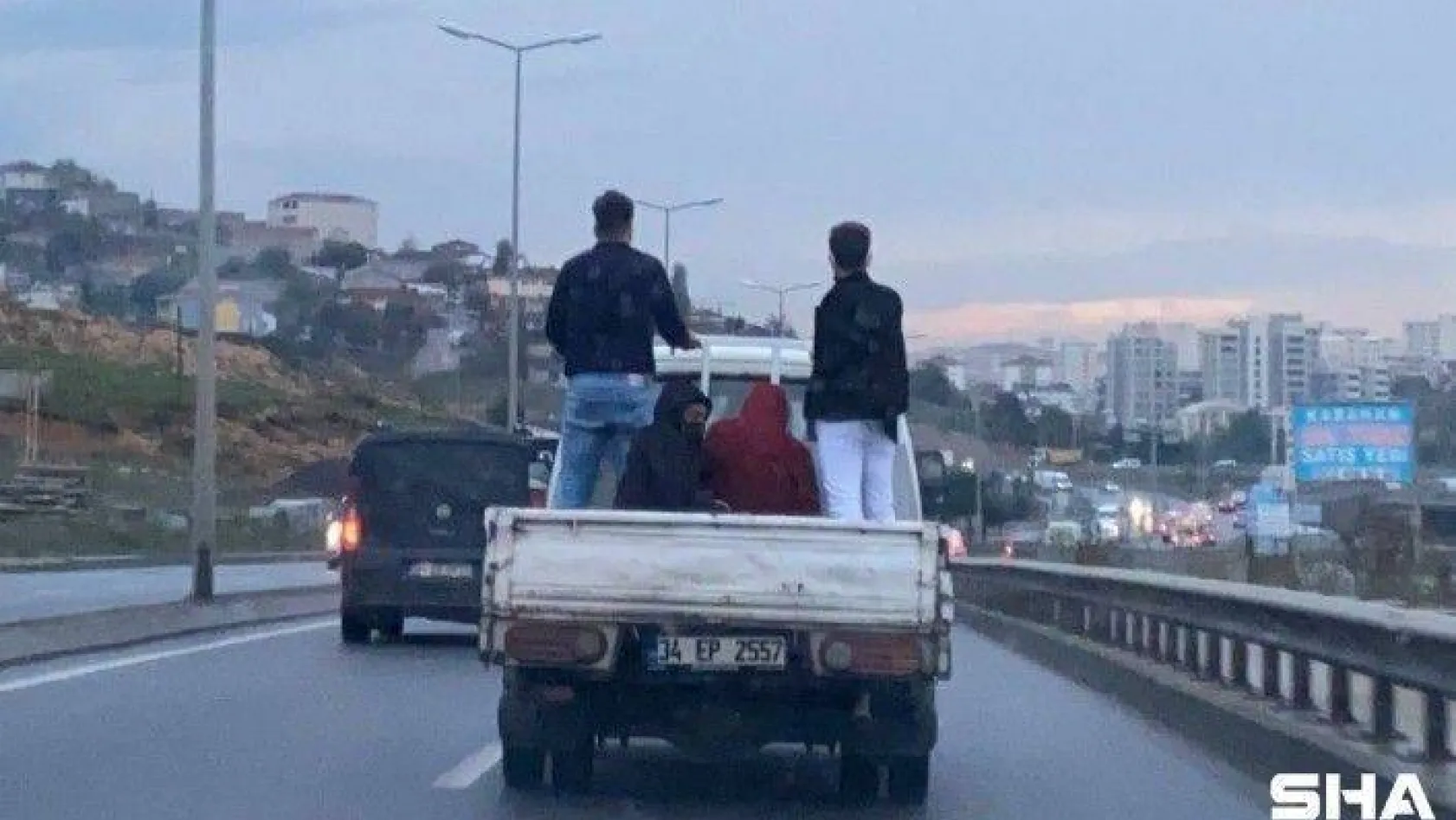 (Özel) Sancaktepe'de 4 kişinin kamyonet kasasındaki tehlikeli yolculuğu kamerada