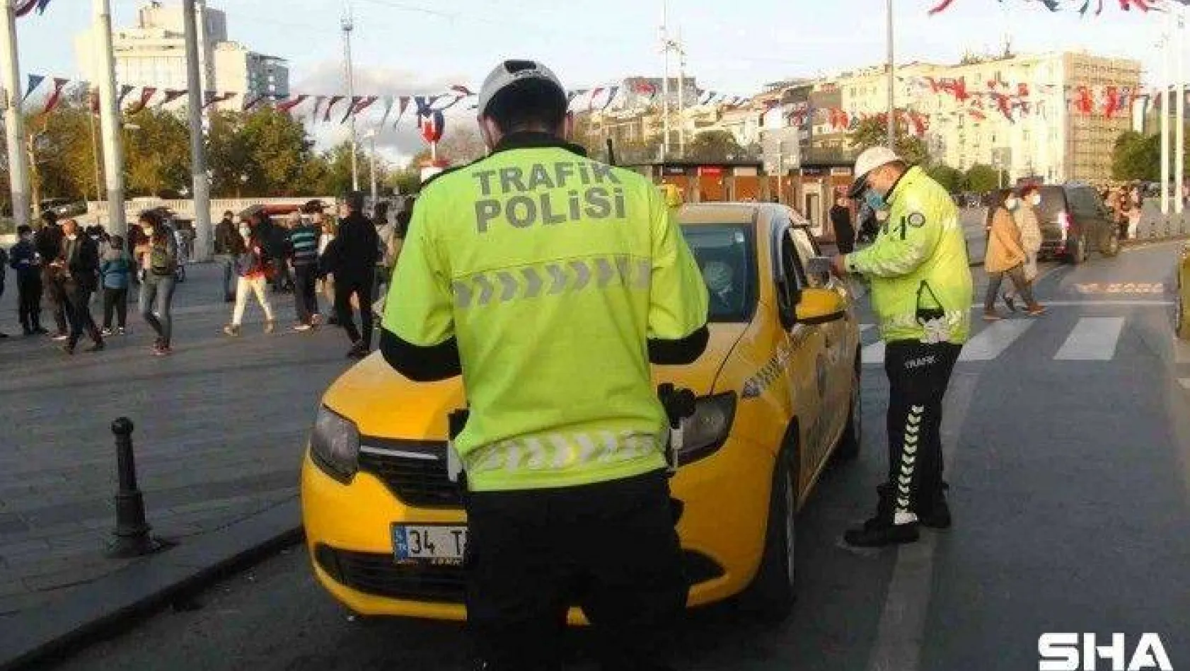 (Özel) Taksim'de kurallara uymayan sürücülere ceza yağdı