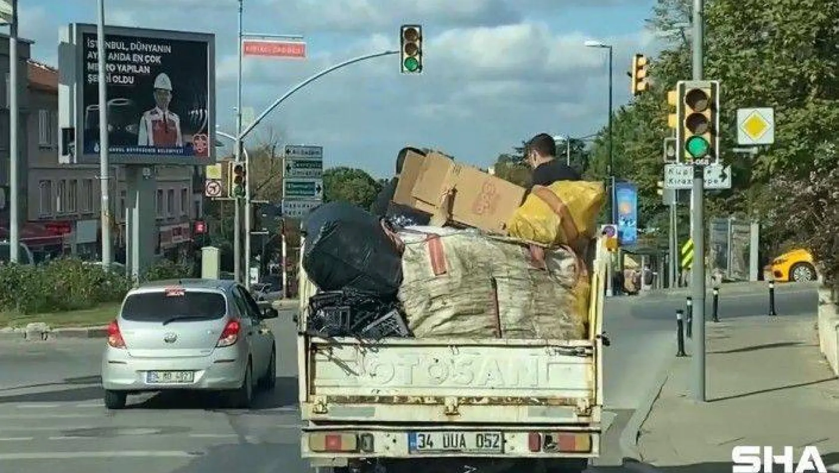 (Özel) Üsküdar'da gençlerin kamyonet kasasındaki tehlikeli yolculuğu