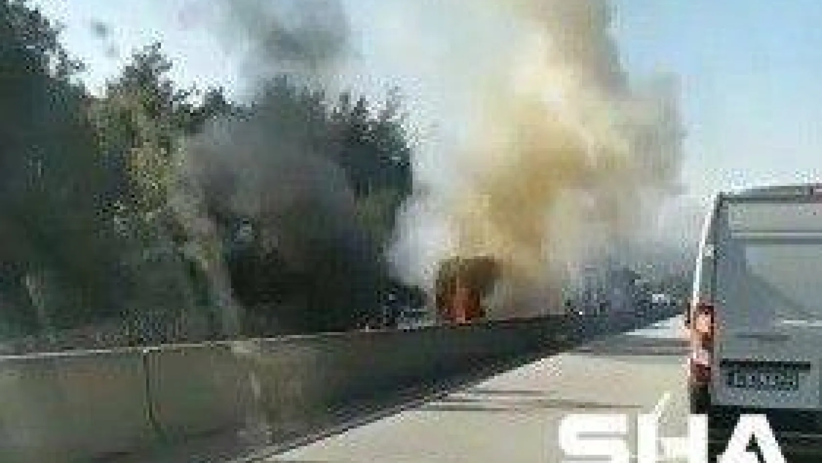 Seyir halindeki tıra arkadan çarpan kamyon alev aldı, Ankara yolu ulaşıma kapandı