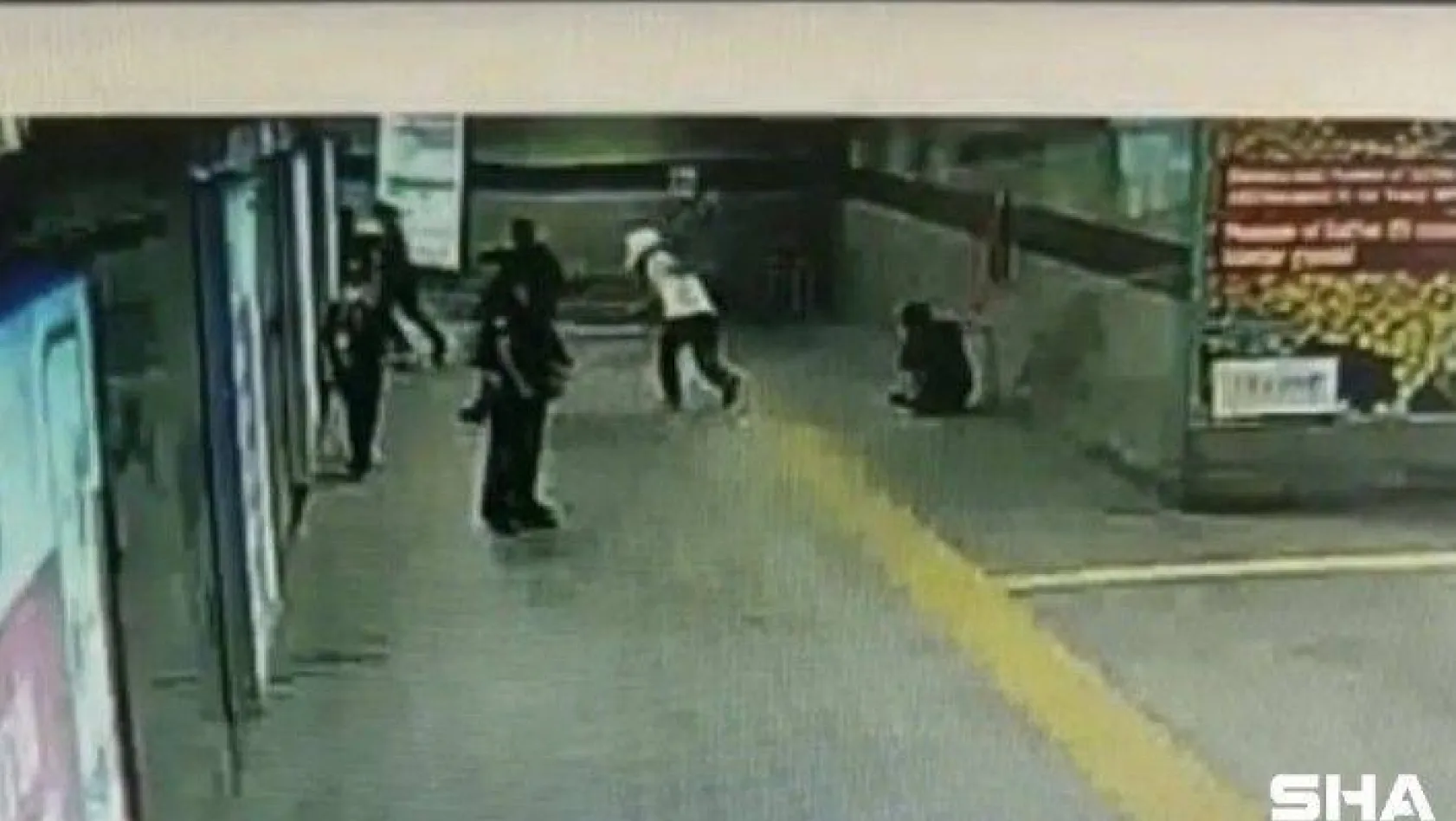 Şişli'de metro girişinde silahlı saldırı kamerada